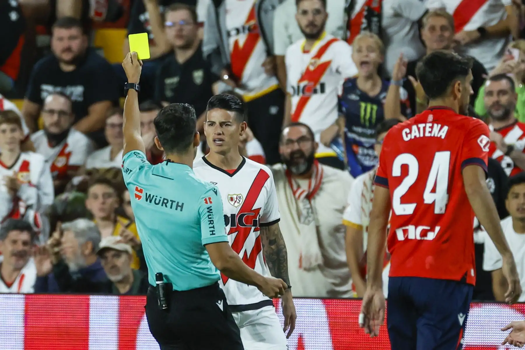 El primero en avisar con cierto peligro fue el Rayo por medio de Sergio Camello, que, a los 19 minutos, recibió un balón dentro del área, se hizo hueco y acomodó con la zurda un disparo que se fue por encima del larguero. Foto: EFE