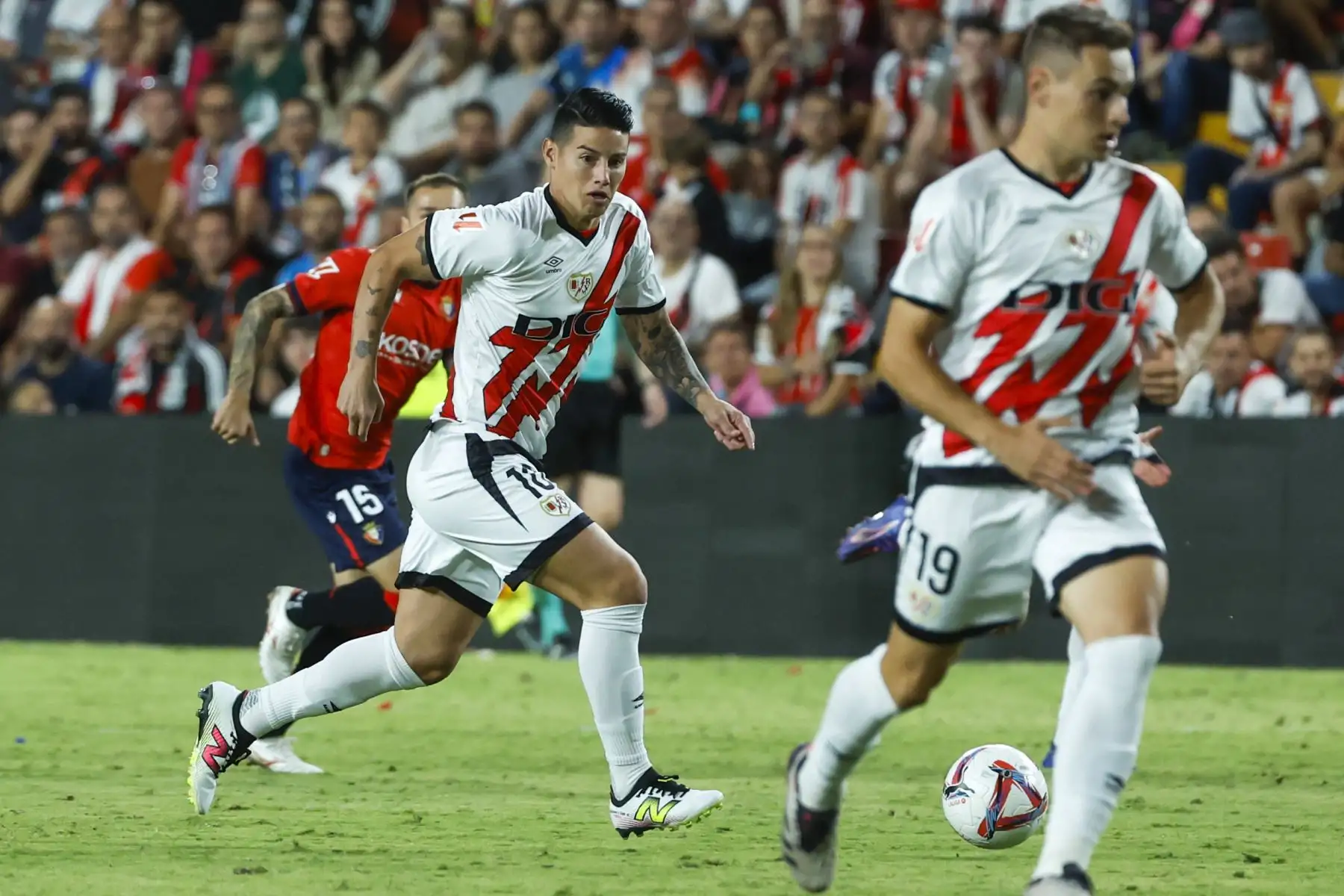 El Rayo, con goles del central senegalés Abdul Mumin, del lateral derecho rumano Andrei Ratiu y del centrocampista Unai López, todos en la segunda mitad, se llevó la victoria con remontada frente a Osasuna, en un duelo especial y con aroma festivo por el debut con la camiseta franjirroja de James Rodríguez, que acaparó todos los focos en su estreno. Foto: EFE