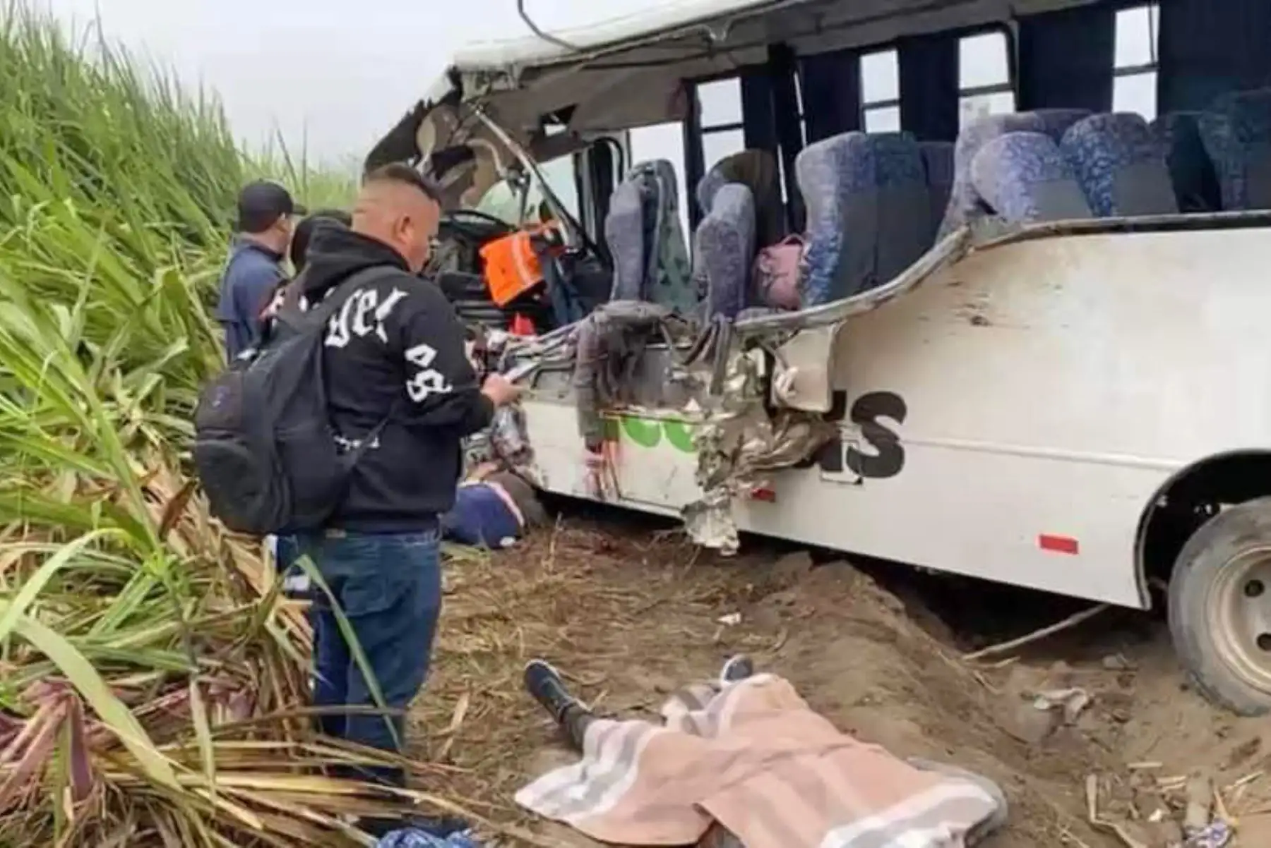El choque entre un bus de transporte público y otro de transporte de personal de una empresa agroindustrial registrado esta mañana deja como saldo hasta el momento seis muertos y 15 heridos en el distrito de Chicama, provincia de Ascope, en la región La Libertad.  Foto: COER La Libertad