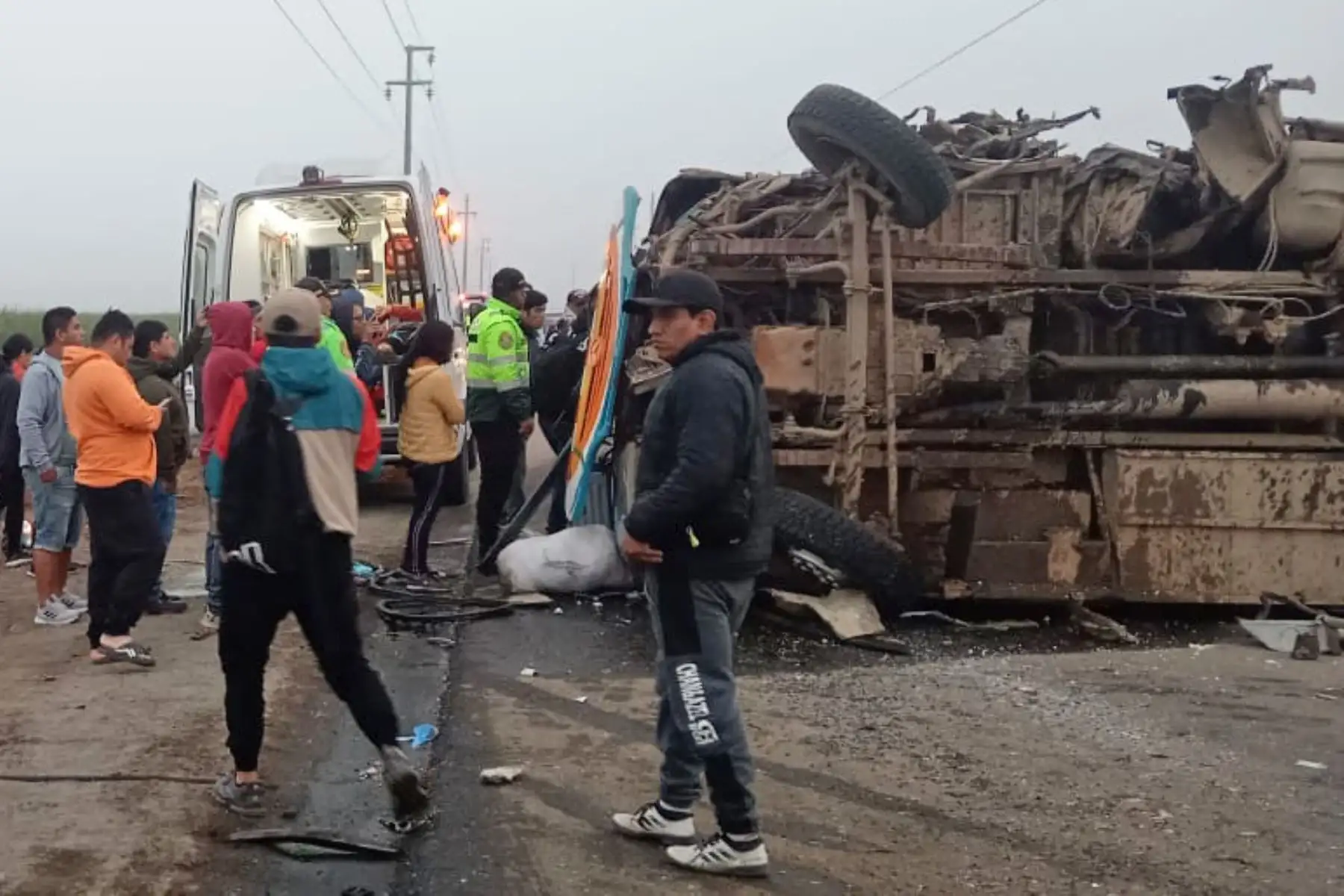 El choque entre un bus de transporte público y otro de transporte de personal de una empresa agroindustrial registrado esta mañana deja como saldo hasta el momento seis muertos y 15 heridos en el distrito de Chicama, provincia de Ascope, en la región La Libertad.  Foto: COER La Libertad