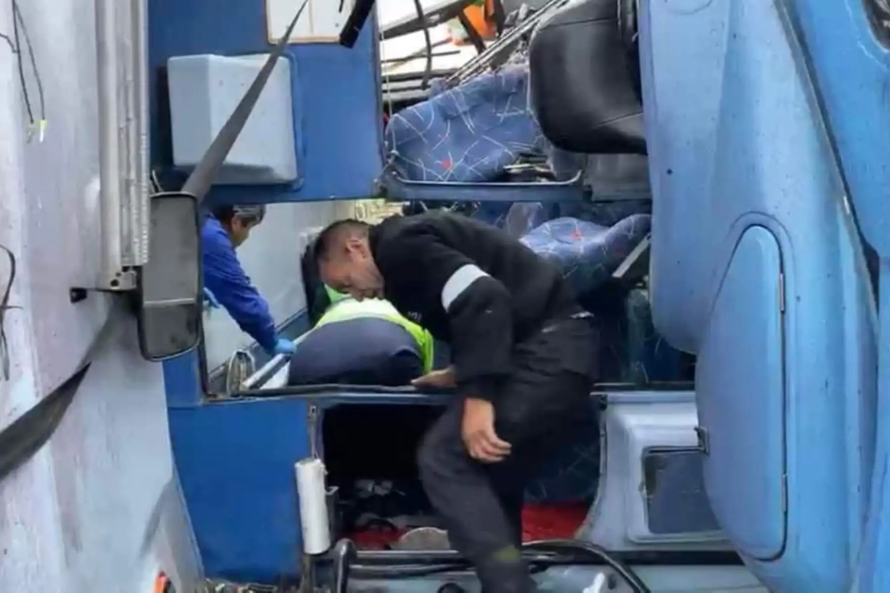 El bus de transporte de personal registra la placa CDT-271 y al igual que el otro vehículo que cubría la ruta Cascas - Trujillo, terminaron a un costado de la vía. Foto: COER La Libertad