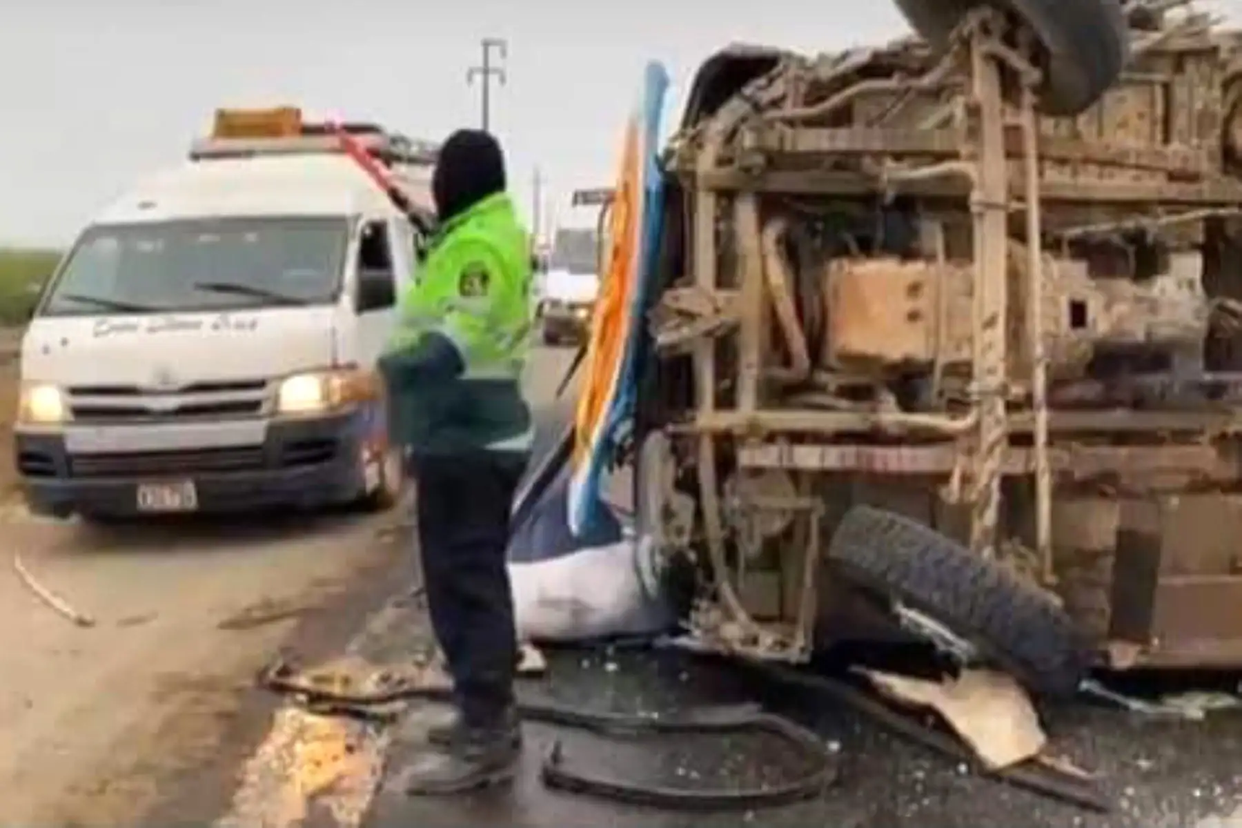 Personal de serenazgo, agentes de la Policía Nacional del Perú y demás personas han ayudado a rescatar a los heridos, quienes han sido traslalados al Hospital de Casa Grande y otros al Hospital Regiónal Docente de Trujillo. También se ha contado con el apoyo del Servicio de Atención Móvil de Urgencias (SAMU).   Foto: COER La Libertad