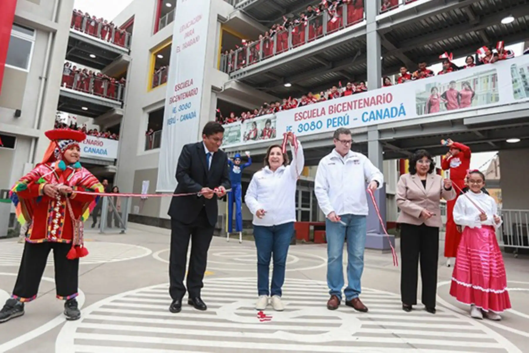 Presidenta Dina Boluarte, inaugura la decimocuarta Escuela Bicentenario; la I. E. 3080 Perú-Canadá ubicada en el distrito de Los Olivos. Foto: ANDINA/Prensa Presidencia
