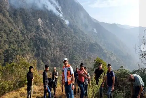 Brigadistas combaten incendios forestales que se registran en dos distritos de la región Amazonas.