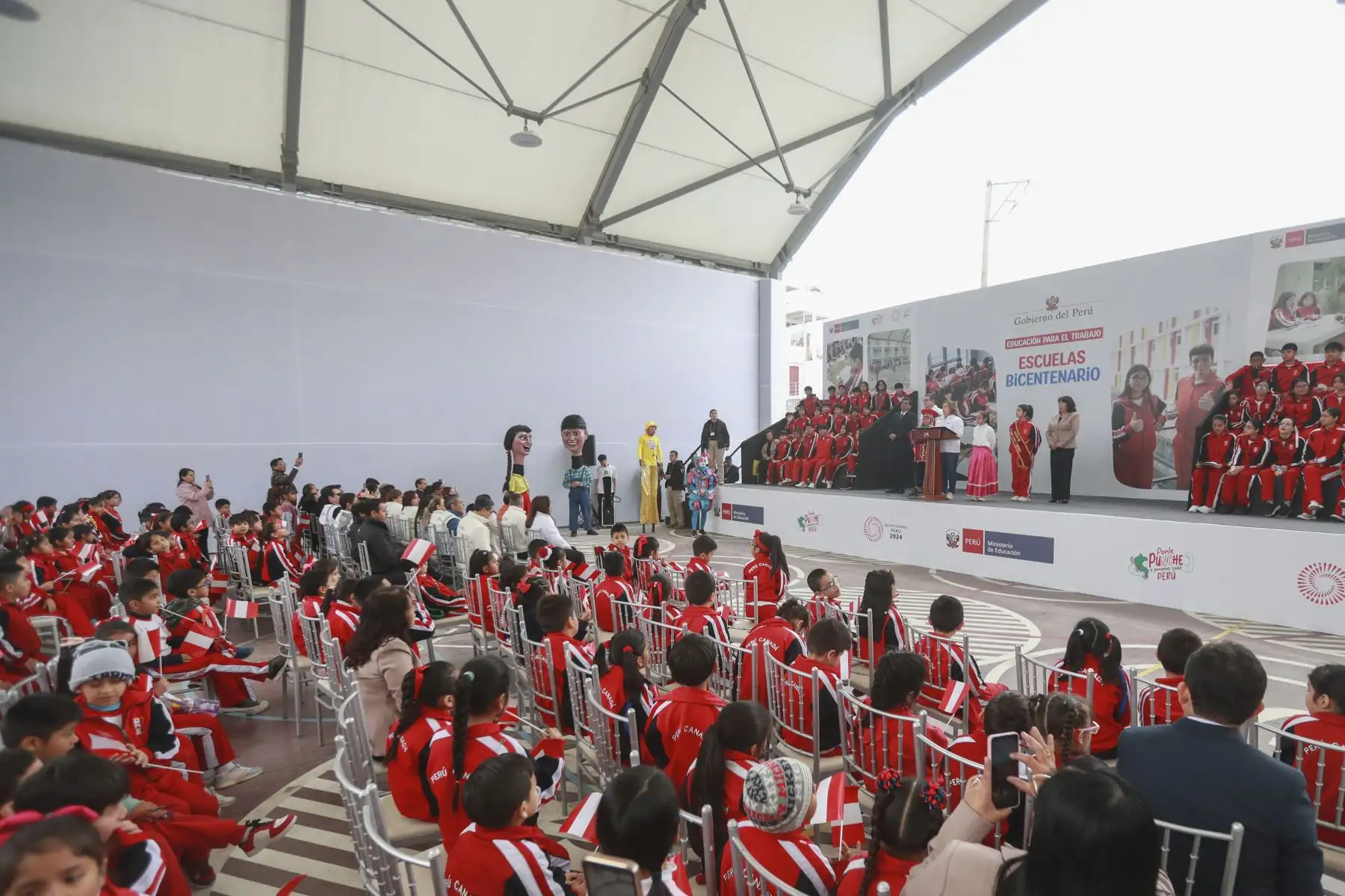 Presidenta Dina Boluarte, inaugura la decimocuarta Escuela Bicentenario; la I. E. 3080 Perú-Canadá ubicada en el distrito de Los Olivos. Foto: ANDINA/Prensa Presidencia