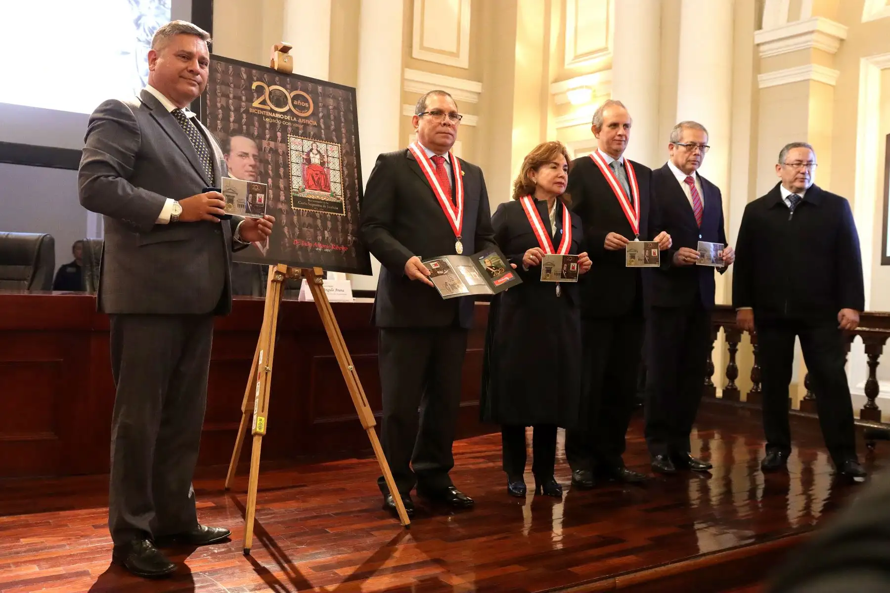 Serpost entrega a la Corte Suprema estampilla postal por su Bicentenario. En la ceremonia, participó el presidente del Poder Judicial, Javier Arévalo Vela y el presidente de Serpost, Gustavo Gonzales de Otoya La torre. 
 Foto : ANDINA / Lino Chipana.