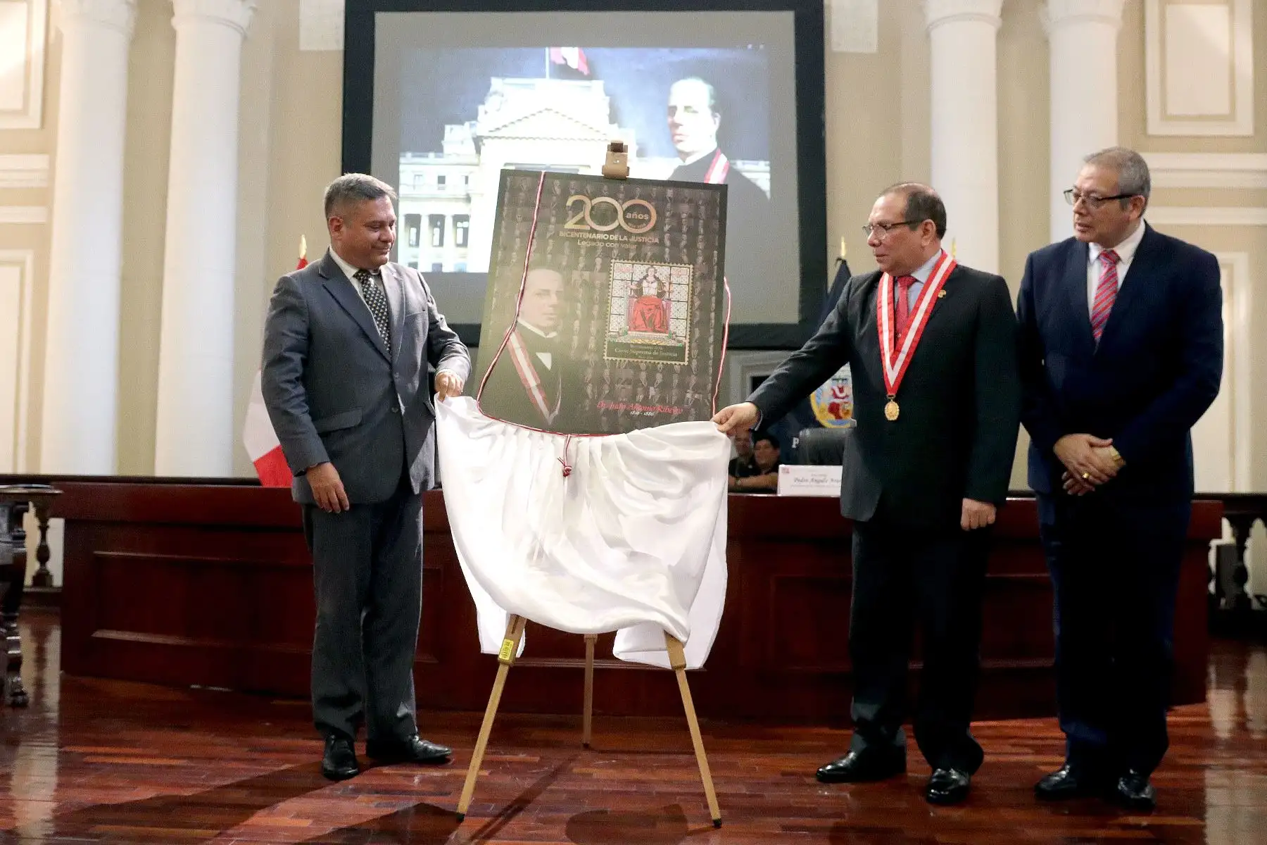 Serpost entrega a la Corte Suprema estampilla postal por su Bicentenario. En la ceremonia, participó el presidente del Poder Judicial, Javier Arévalo Vela y el presidente de Serpost, Gustavo Gonzales de Otoya La torre. 
Foto : ANDINA / Lino Chipana.