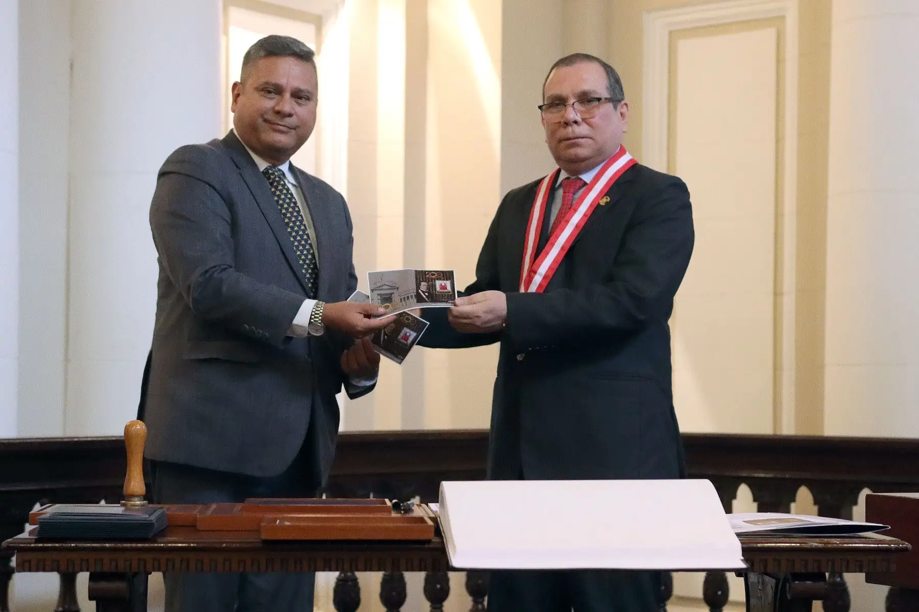 Serpost entrega a la Corte Suprema estampilla postal por su Bicentenario. En la ceremonia, participó el presidente del Poder Judicial, Javier Arévalo Vela y el presidente de Serpost, Gustavo Gonzales de Otoya La torre. 
 Foto : ANDINA / Lino Chipana.