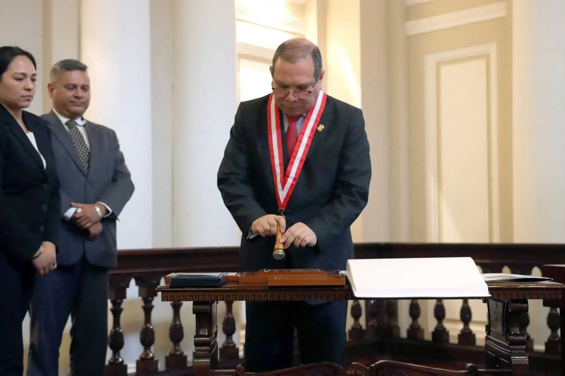 Serpost entrega a la Corte Suprema estampilla postal por su Bicentenario. En la ceremonia, participó el presidente del Poder Judicial, Javier Arévalo Vela y el presidente de Serpost, Gustavo Gonzales de Otoya La torre. 
 Foto : ANDINA / Lino Chipana.