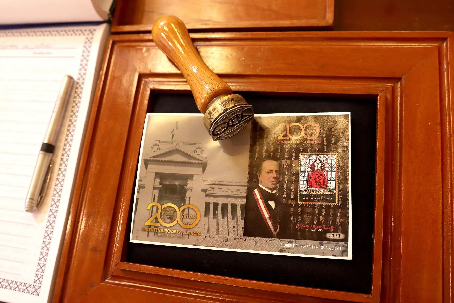 Serpost entrega a la Corte Suprema estampilla postal por su Bicentenario. En la ceremonia, participó el presidente del Poder Judicial, Javier Arévalo Vela y el presidente de Serpost, Gustavo Gonzales de Otoya La torre. 
 Foto : ANDINA / Lino Chipana.