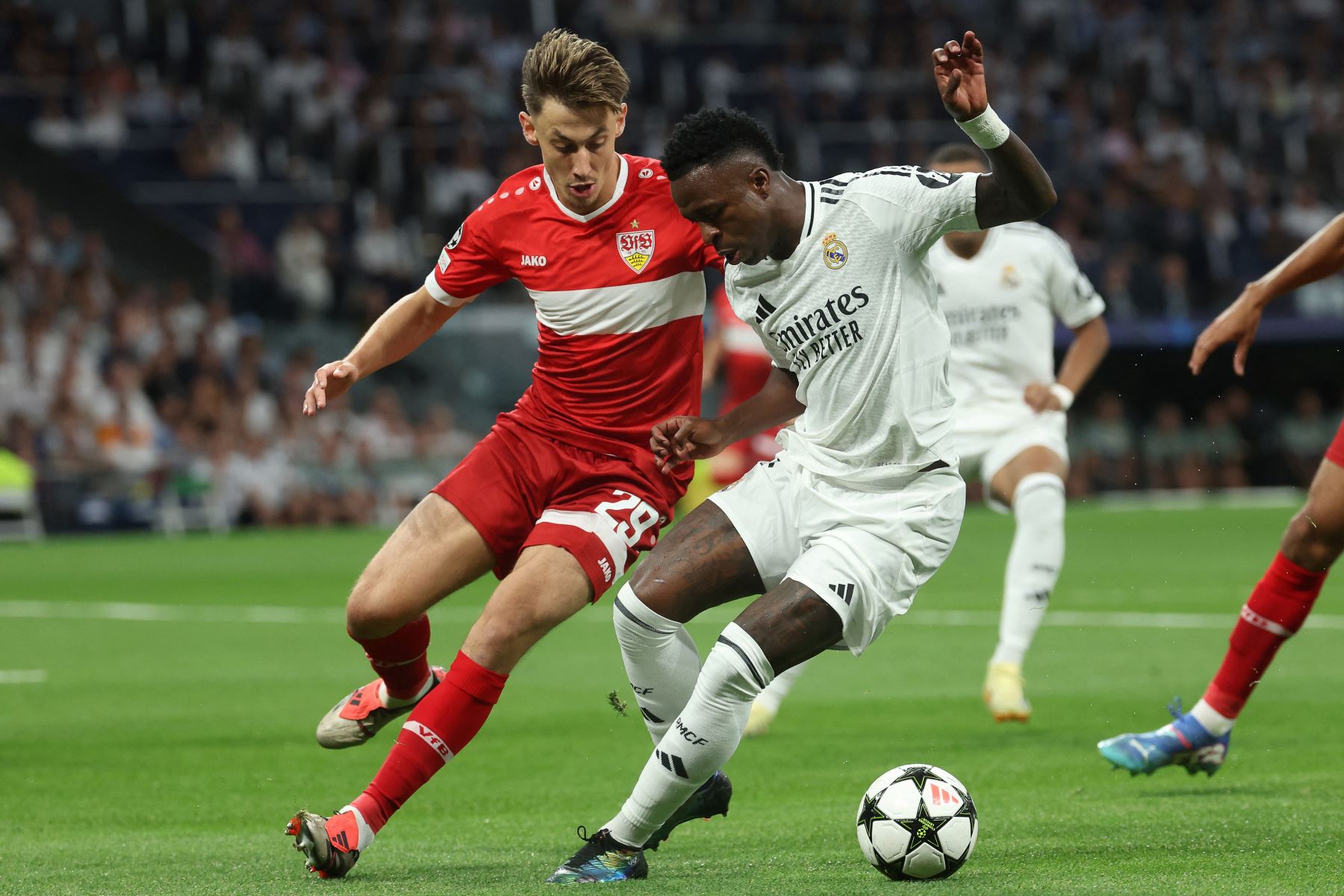 El defensa francés del Stuttgart, Anthony Rouault lucha por el balón con el delantero brasileño del Real Madrid, Vinicius Junior durante el partido de fútbol de la primera ronda de la Liga de Campeones de la UEFA entre el Real Madrid CF y el Stuttgart VFB en el estadio Santiago Bernabeu de Madrid.
Foto: AFP