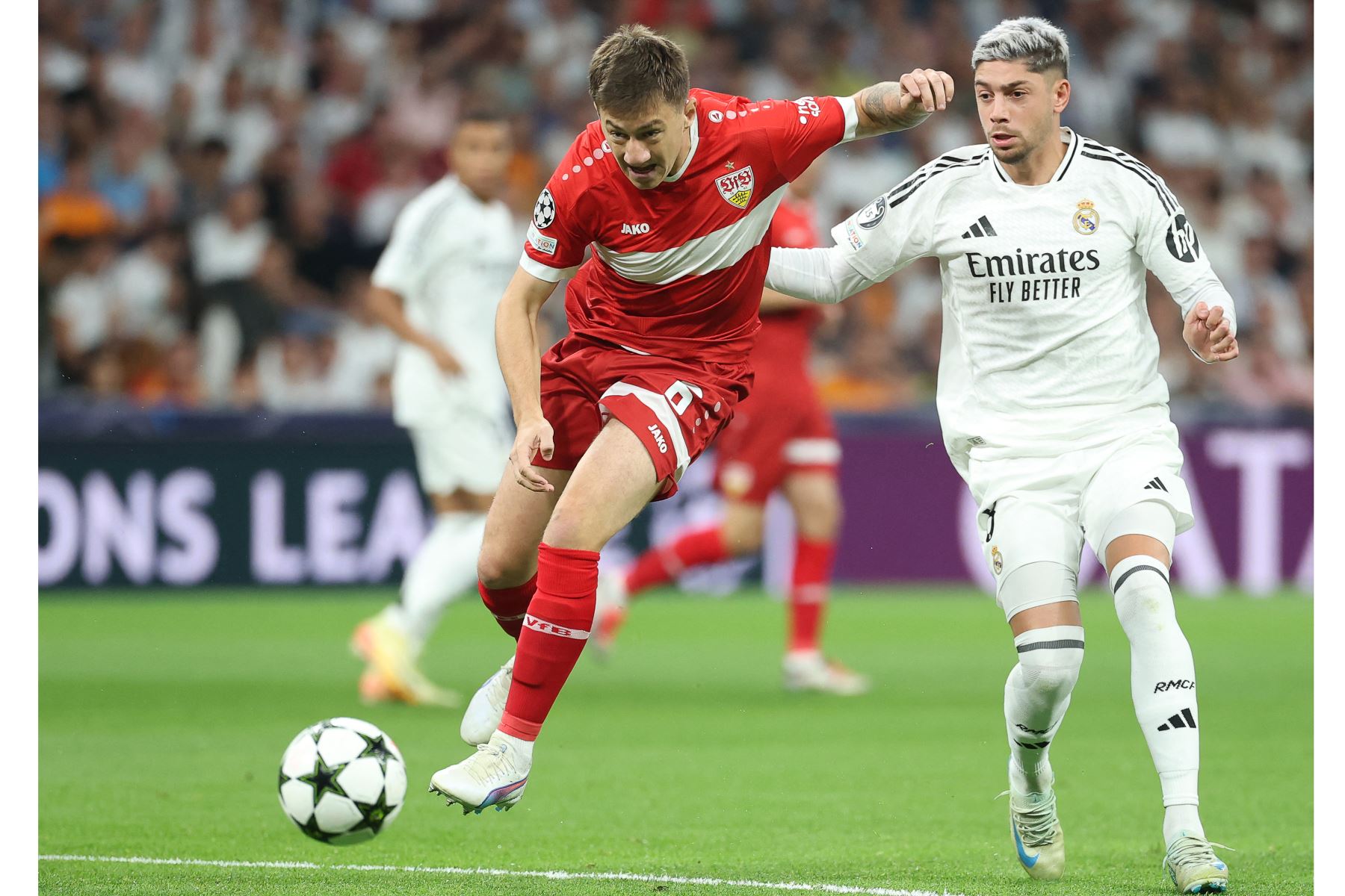 El centrocampista alemán del Stuttgart , Angelo Stiller lucha por el balón con el centrocampista uruguayo del Real Madrid #08 Federico Valverde durante el partido de fútbol de la primera ronda de la Liga de Campeones de la UEFA entre el Real Madrid CF y el Stuttgart VFB en el estadio Santiago Bernabeu de Madrid.
Foto: AFP