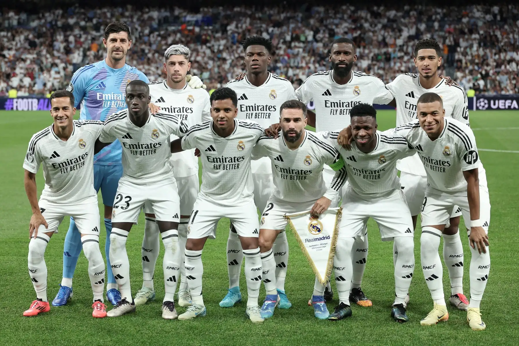 Los jugadores del Real Madrid posan para una foto del equipo antes del inicio del partido de fútbol de la primera ronda de la Liga de Campeones de la UEFA entre el Real Madrid CF y el Stuttgart VFB en el estadio Santiago Bernabeu de Madrid.
Foto: AFP