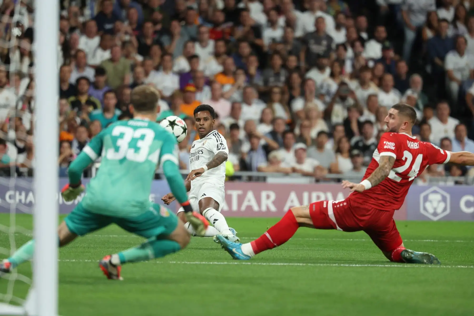 El delantero brasileño del Real Madrid,  Rodrygo lucha por el balón con el portero alemán del Stuttgart, Alexander Nuebel y el defensor alemán del Stuttgart, Jeff Chabot durante la primera ronda de la Liga de Campeones de la UEFA, día 1, entre el Real Madrid CF y el Stuttgart VFB en el estadio Santiago Bernabeu en Madrid .
Foto: AFP