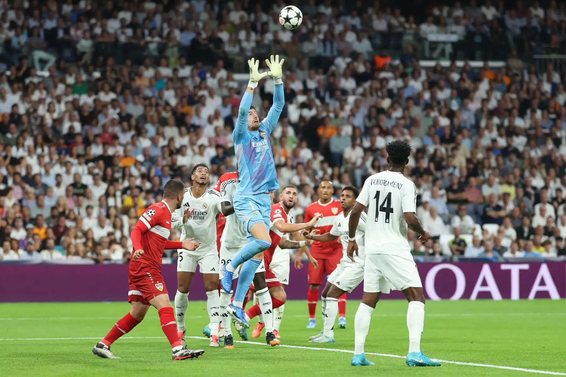 El portero belga del Real Madrid, Thibaut Courtois, salta al balón durante el partido de fútbol de la primera ronda de la Liga de Campeones de la UEFA entre el Real Madrid CF y el Stuttgart VFB en el estadio Santiago Bernabeu de Madrid.
Foto: AFP