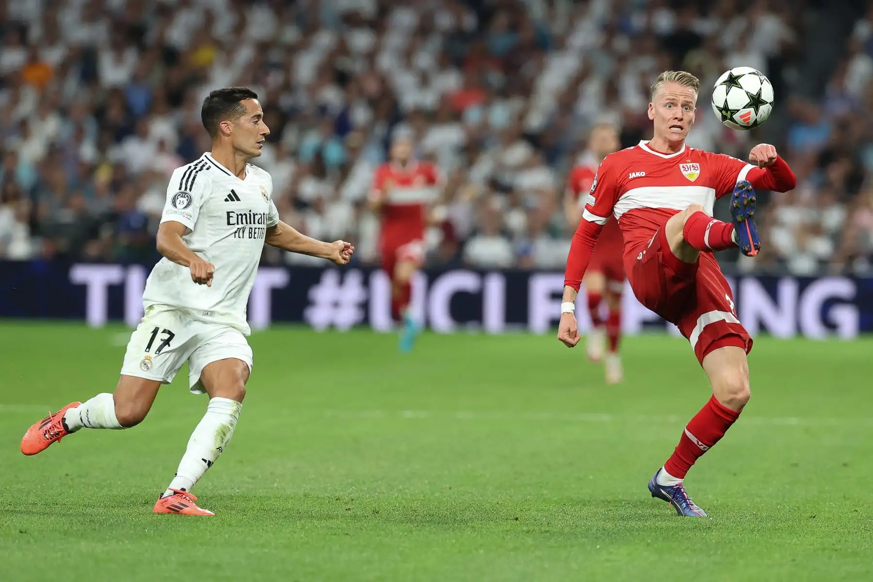 El defensor español del Real Madrid, Lucas Vázquez lucha por el balón con el centrocampista alemán del Stuttgart, Chris Fuehrich durante el partido de fútbol de la primera ronda de la Liga de Campeones de la UEFA entre el Real Madrid CF y el Stuttgart VFB en el estadio Santiago Bernabeu de Madrid.
Foto: AFP