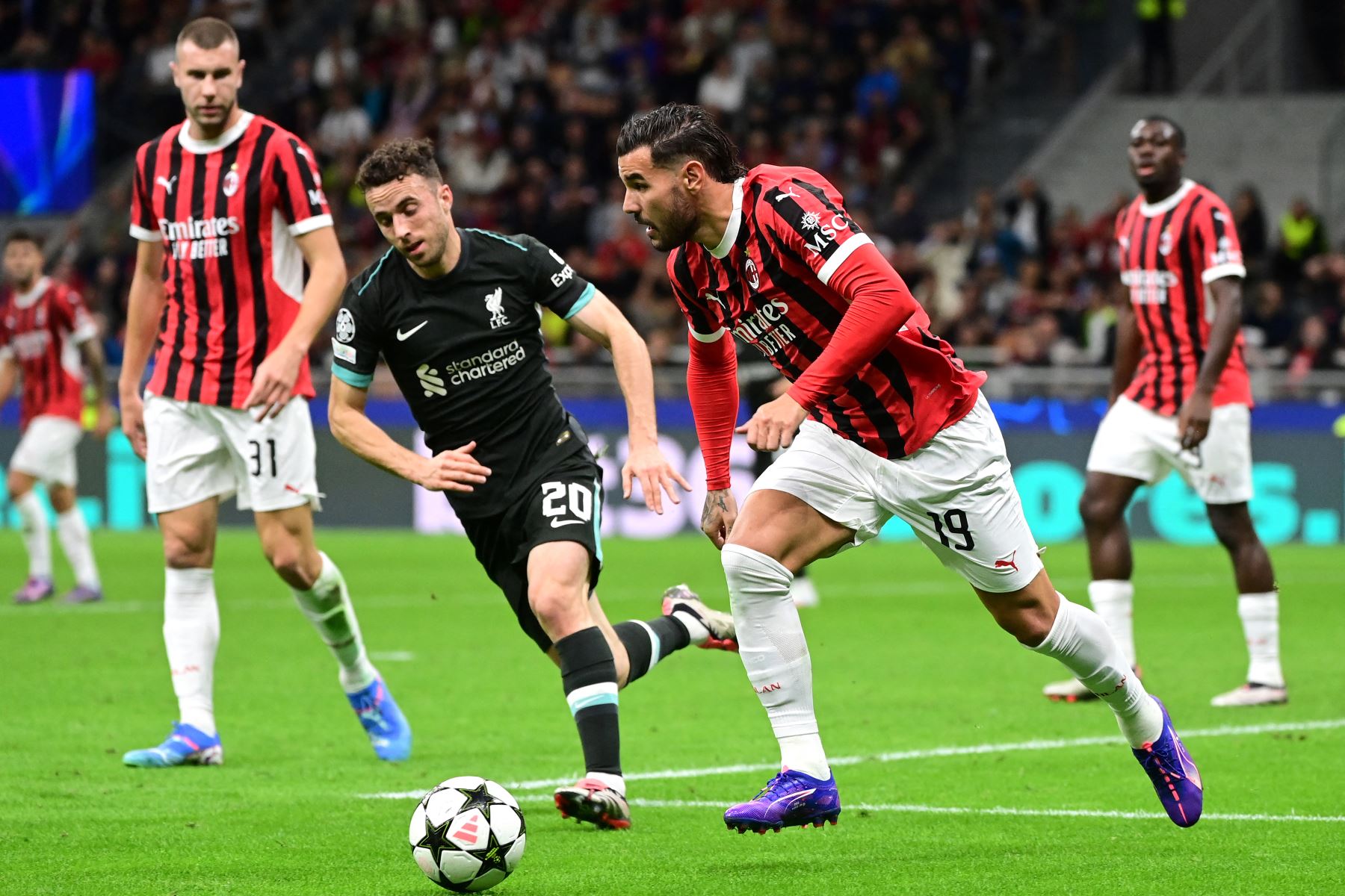 El defensor francés del AC Milan, Theo Hernandez corre con el balón perseguido por el mediocampista portugués del Liverpool, Diogo Jota durante el partido de fútbol de la primera ronda de la Liga de Campeones de la UEFA entre el AC Milan y el Liverpool FC en el estadio de San Siro de Milán.
Foto: AFP