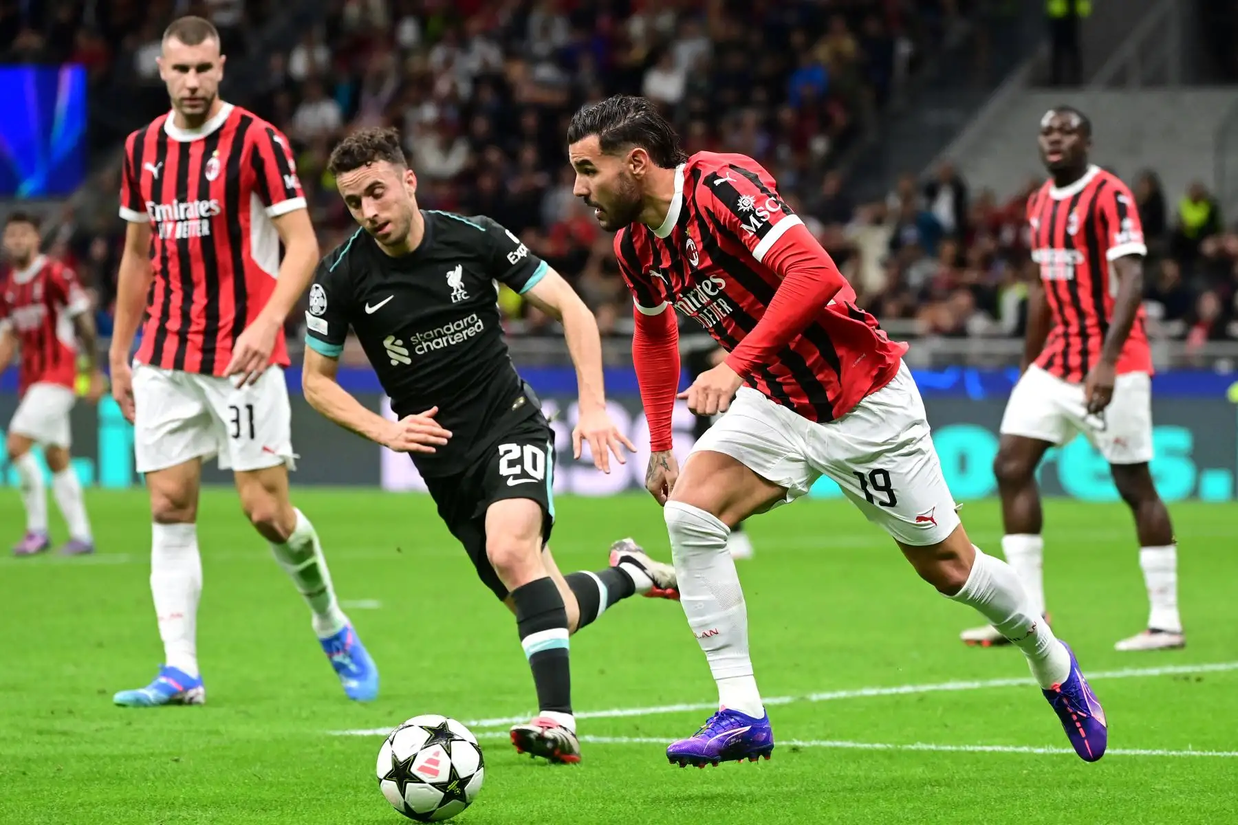 El defensor francés del AC Milan, Theo Hernandez corre con el balón perseguido por el mediocampista portugués del Liverpool, Diogo Jota durante el partido de fútbol de la primera ronda de la Liga de Campeones de la UEFA entre el AC Milan y el Liverpool FC en el estadio de San Siro de Milán.
Foto: AFP