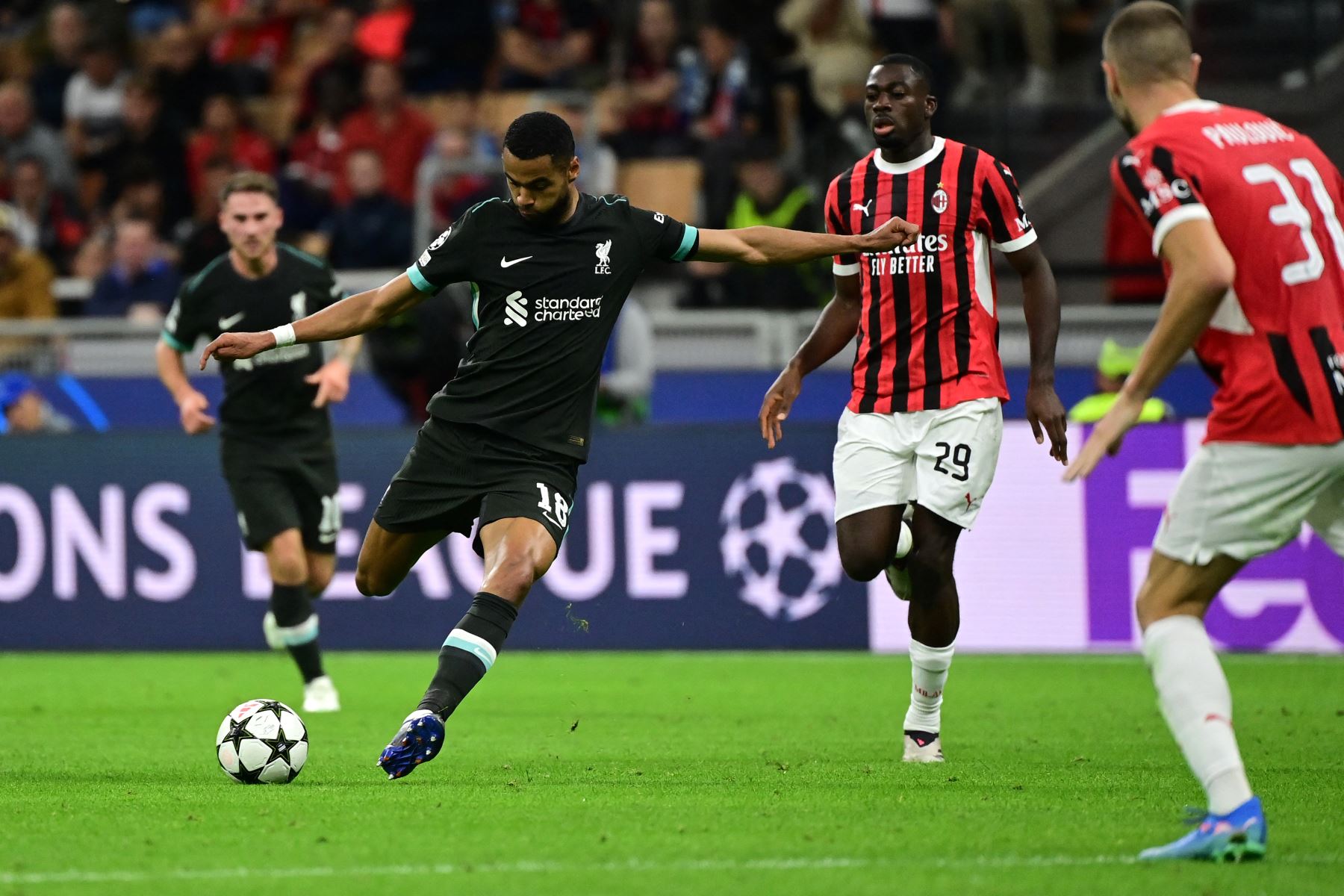 El delantero holandés del Liverpool , Cody Gakpo patea el balón durante el partido de fútbol de la primera ronda de la Liga de Campeones de la UEFA entre el AC Milan y el Liverpool FC en el estadio de San Siro de Milán.
Foto: AFP