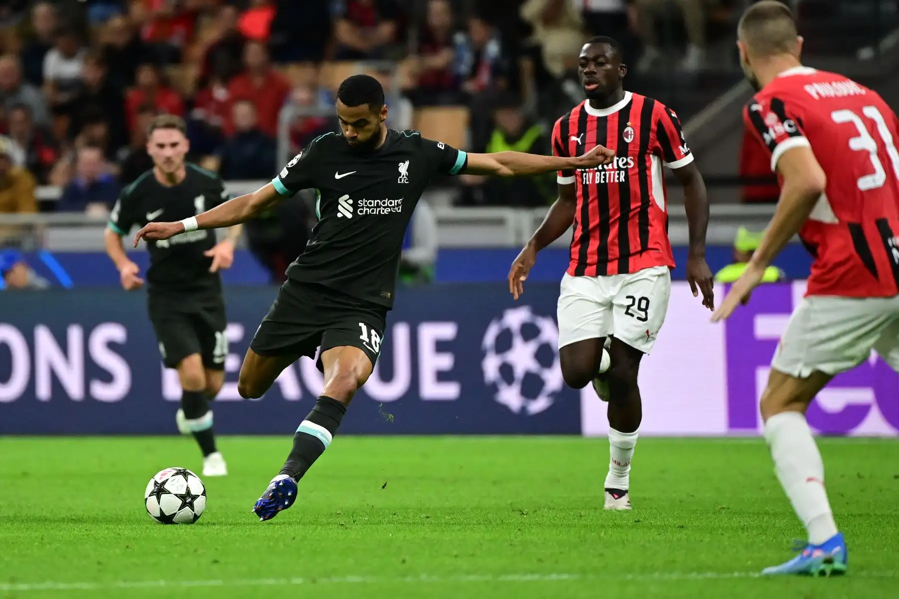 El delantero holandés del Liverpool , Cody Gakpo patea el balón durante el partido de fútbol de la primera ronda de la Liga de Campeones de la UEFA entre el AC Milan y el Liverpool FC en el estadio de San Siro de Milán.
Foto: AFP