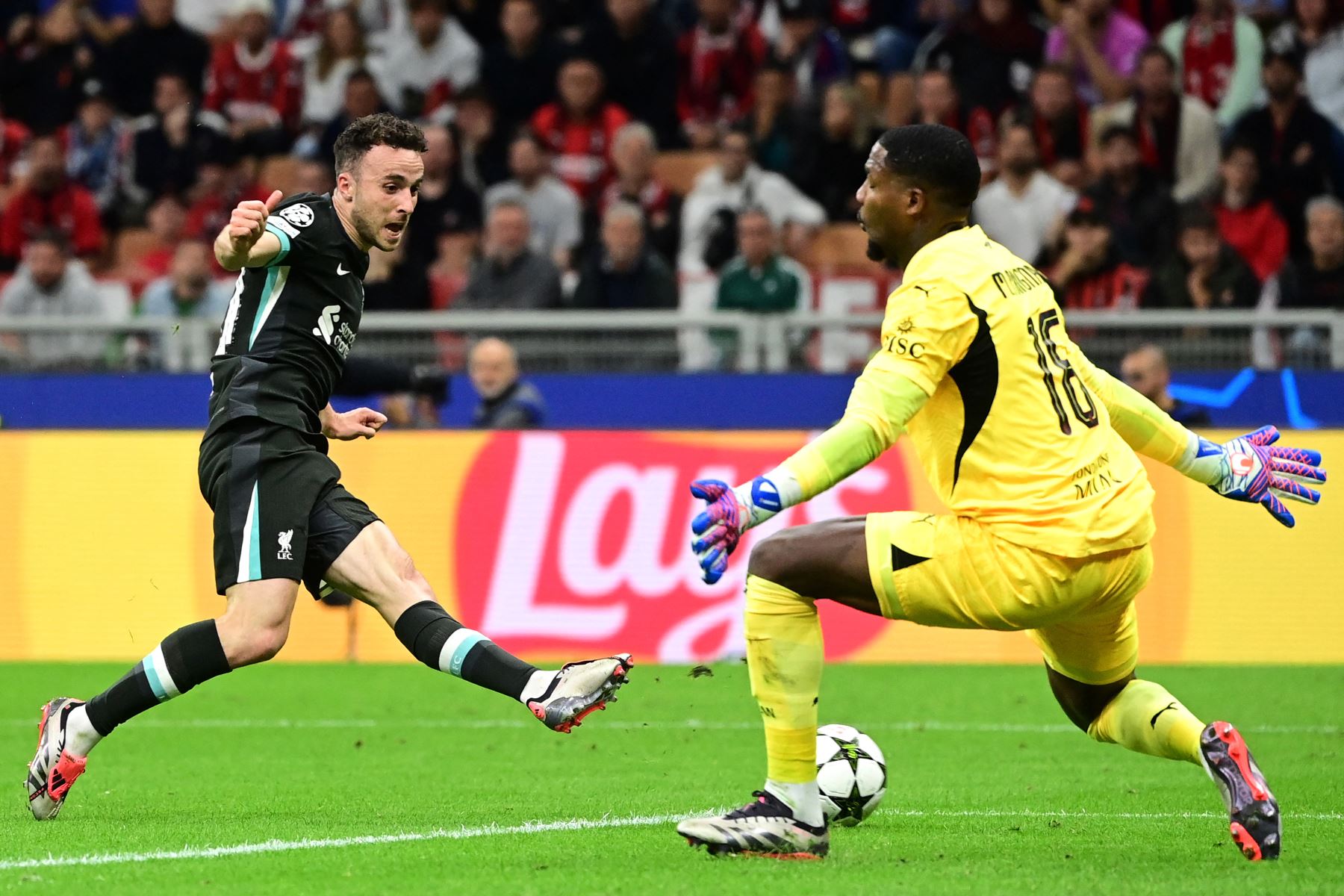 El centrocampista portugués del Liverpool, Diogo Jota falla el objetivo frente al portero francés del AC Milan, Mike Maignan durante el partido de fútbol de la primera ronda de la Liga de Campeones de la UEFA entre el AC Milan y el Liverpool FC en el estadio de San Siro en Milán.
Foto: AFP