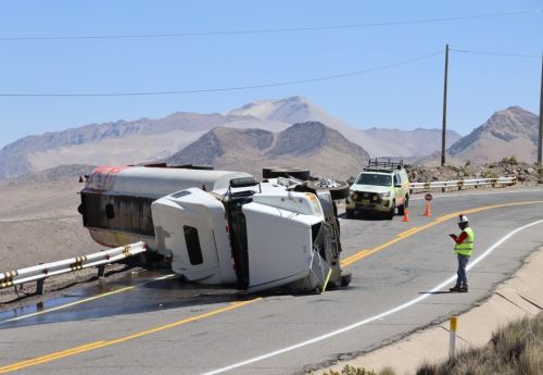 Un camión cisterna de matrícula boliviana sufrió un despiste y se volcó en la carretera Binacional, en Moquegua, derramando miles de galones de aceite de soya. Las autoridades descartaron que el derrame haya afectado el canal Pasto Grande. ANDINA/Difusión