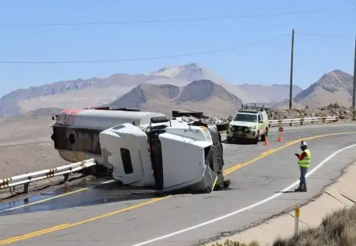 Un camión cisterna de matrícula boliviana sufrió un despiste y se volcó en la carretera Binacional, en Moquegua, derramando miles de galones de aceite de soya. Las autoridades descartaron que el derrame haya afectado el canal Pasto Grande. ANDINA/Difusión