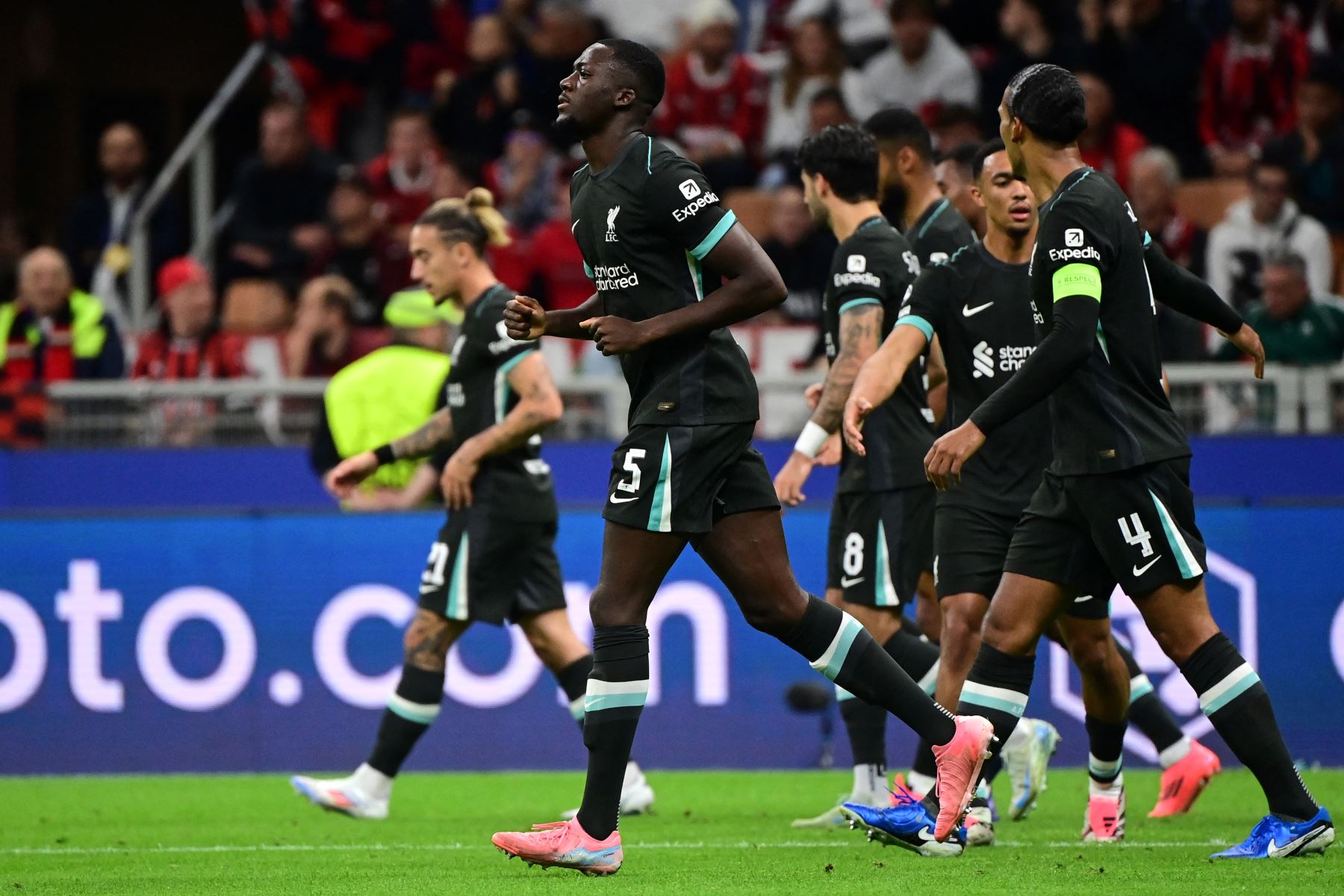 El defensor francés del Liverpool, Ibrahima Konate celebra marcar el primer gol de su equipo durante el partido de fútbol del día 1 de la primera ronda de la Liga de Campeones de la UEFA entre el AC Milan y el Liverpool FC en el estadio de San Siro de Milán.
Foto: AFP