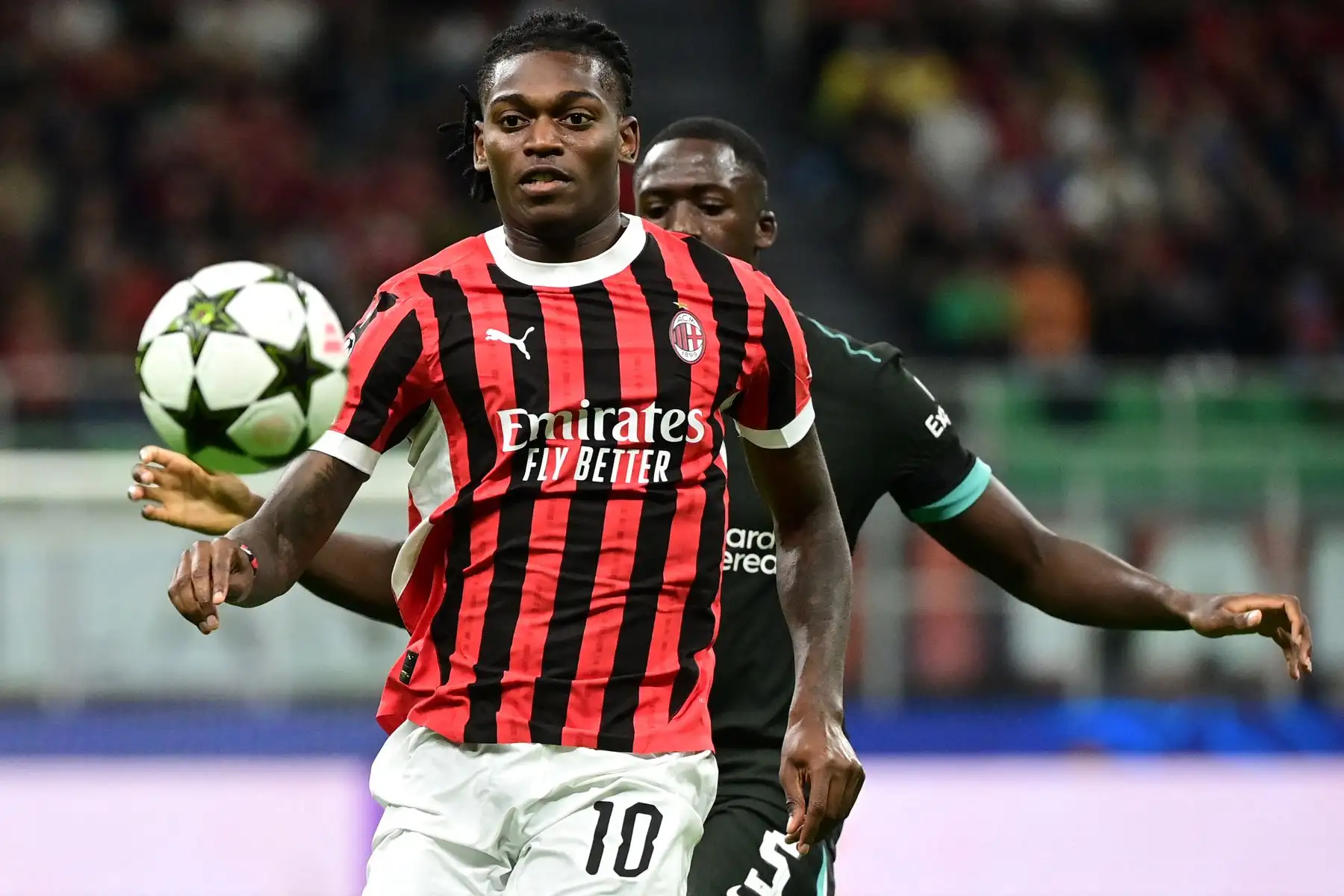 El delantero portugués del AC Milan, Rafael Leao mira el balón perseguido por el defensor francés del Liverpool, Ibrahima Konate durante el partido de fútbol de la Liga de Campeones de la UEFA entre el AC Milan y el Liverpool FC en el estadio de San Siro de Milán.
Foto: AFP