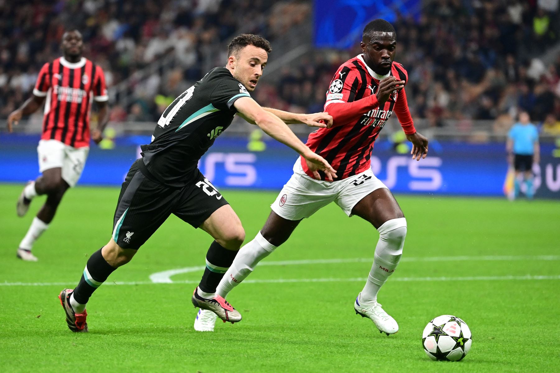 El centrocampista portugués del Liverpool, Diogo Jota lucha por el balón con el defensor inglés del AC Milan , Fikayo Tomori durante la primera ronda de la Liga de Campeones de la UEFA, entre el AC Milan y el Liverpool FC en el estadio de San Siro en Milán.
Foto: AFP