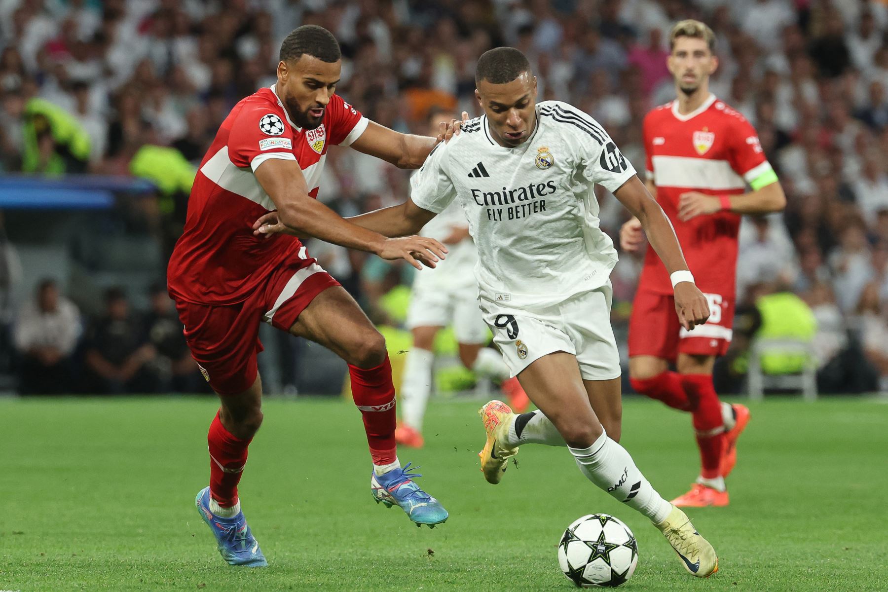 El delantero francés del Real Madrid, Kylian Mbappé lucha por el balón con el defensor alemán del Stuttgart, Josha Vagnoman durante el partido de fútbol  de la Liga de Campeones de la UEFA entre el Real Madrid CF y el Stuttgart VFB en el estadio Santiago Bernabeu de Madrid.
Foto: AFP