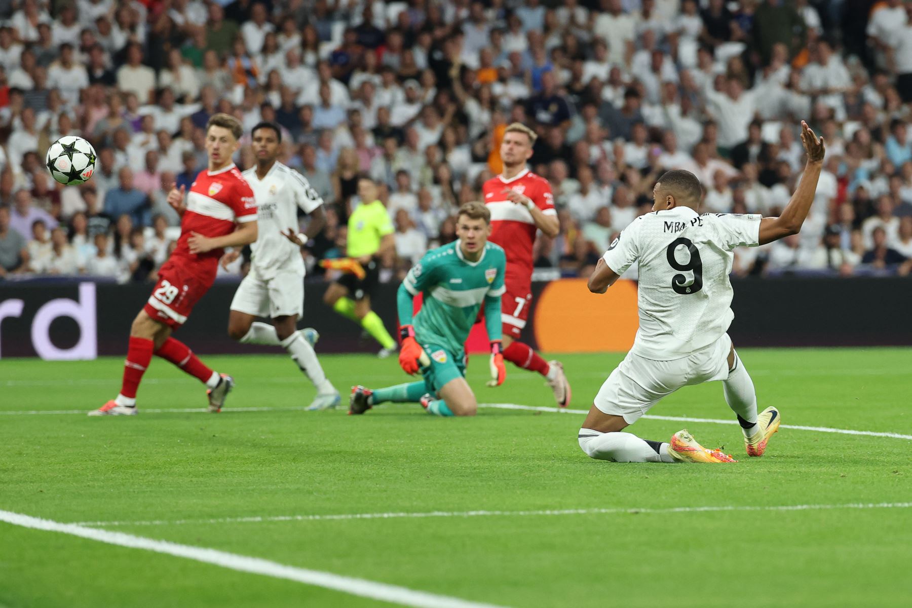 El delantero francés del Real Madrid, Kylian Mbappé anota el primer gol de su equipo durante el partido de fútbol de la primera ronda de la Liga de Campeones de la UEFA entre el Real Madrid CF y el Stuttgart VFB en el estadio Santiago Bernabeu de Madrid.
Foto: AFP