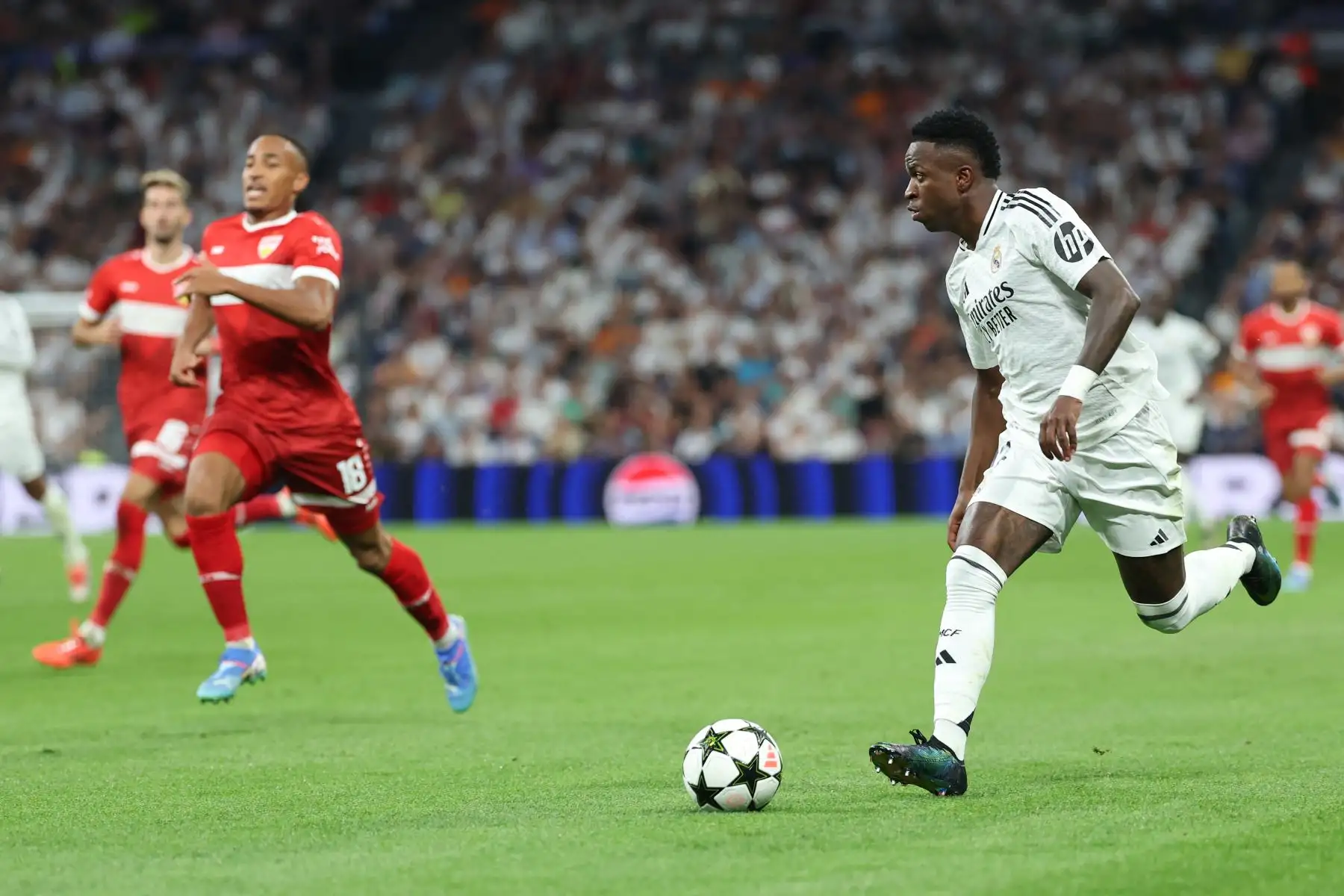 El delantero brasileño del Real Madrid , Vinicius Junior corre con el balón durante el partido de fútbol  de la primera ronda de la Liga de Campeones de la UEFA entre el Real Madrid CF y el Stuttgart VFB en el estadio Santiago Bernabeu de Madrid.
Foto: AFP