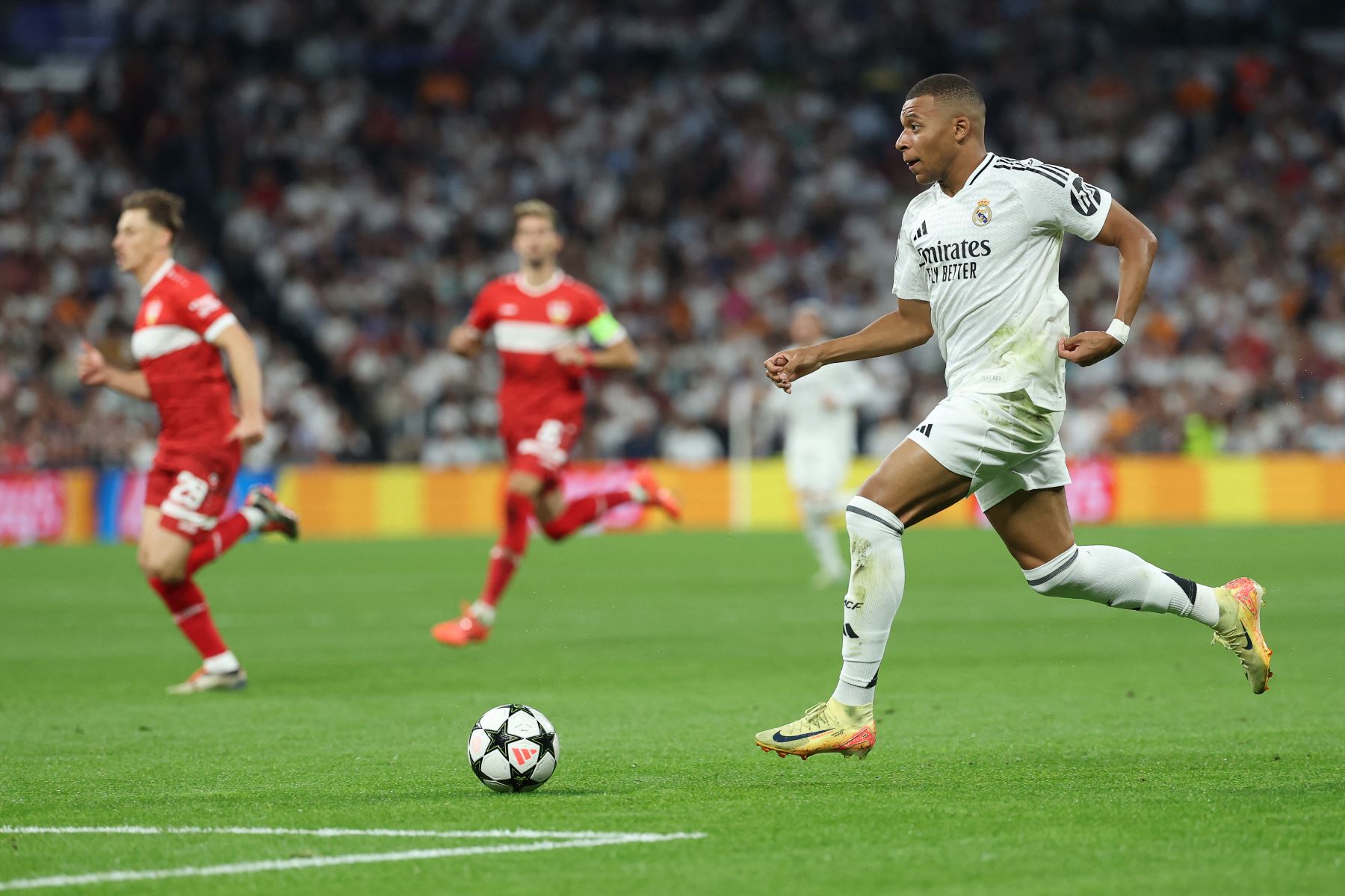 El delantero francés del Real Madrid, Kylian Mbappé corre con el balón durante el partido de fútbol  de la primera ronda de la Liga de Campeones de la UEFA entre el Real Madrid CF y el Stuttgart VFB en el estadio Santiago Bernabeu de Madrid.
Foto: AFP