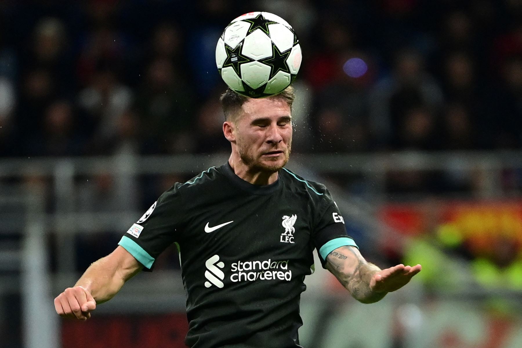 El centrocampista argentino del Liverpool Alexis Mac Allister encabeza el balón durante el partido de fútbol de la Liga de Campeones de la UEFA entre el AC Milan y el Liverpool FC en el estadio de San Siro de Milán.
Foto: AFP