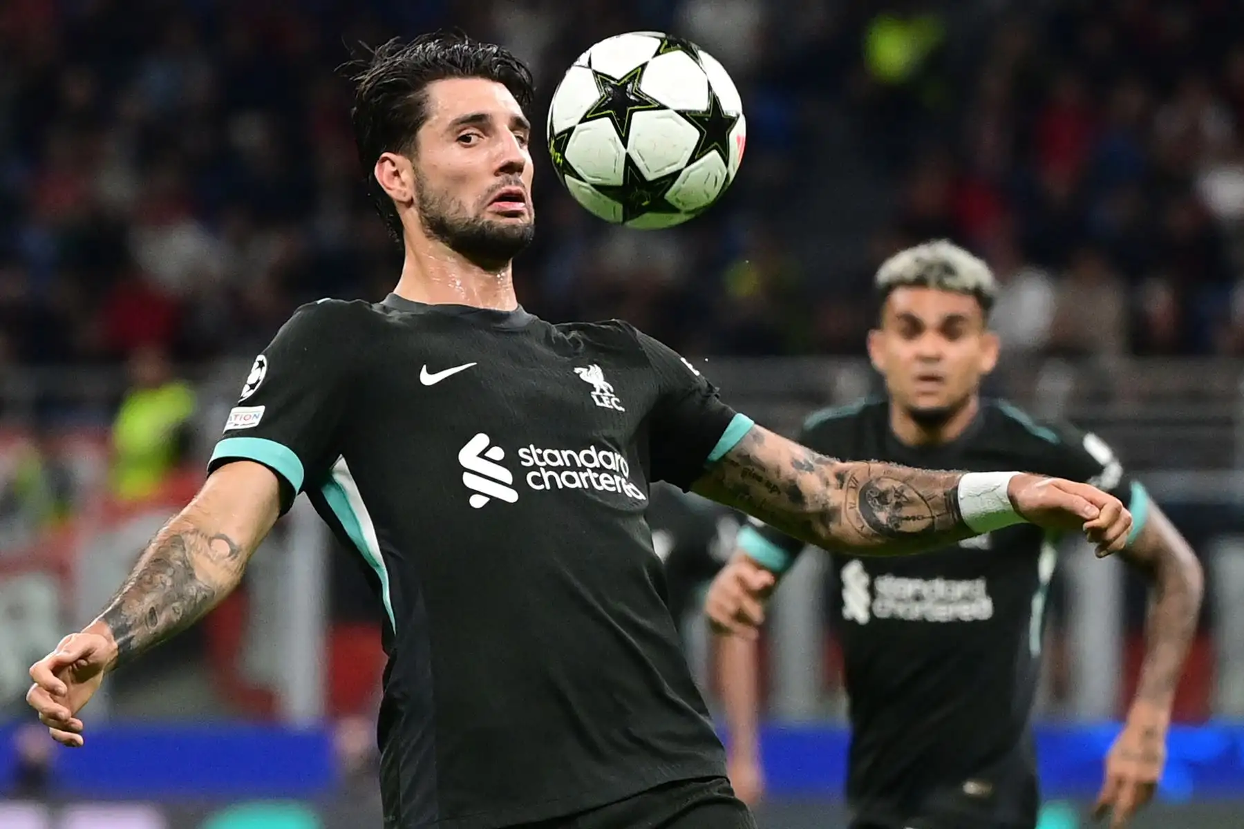 El centrocampista húngaro del Liverpool, Dominik Szoboszlai controla el balón durante el partido de fútbol del día 1 de la primera ronda de la Liga de Campeones de la UEFA entre el AC Milan y el Liverpool FC en el estadio de San Siro de Milán.
Foto: AFP