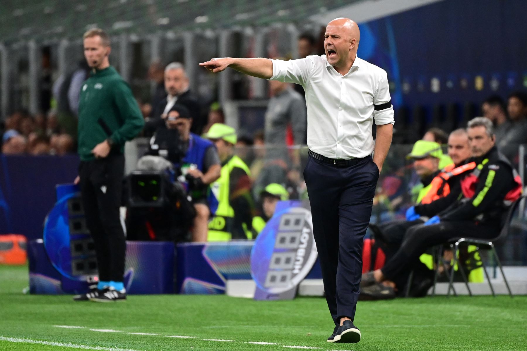 El entrenador holandés del Liverpool, Arne Slot, hace gestos durante el partido de fútbol  de la Liga de Campeones de la UEFA entre el AC Milan y el Liverpool FC en el estadio de San Siro de Milán.
Foto: AFP