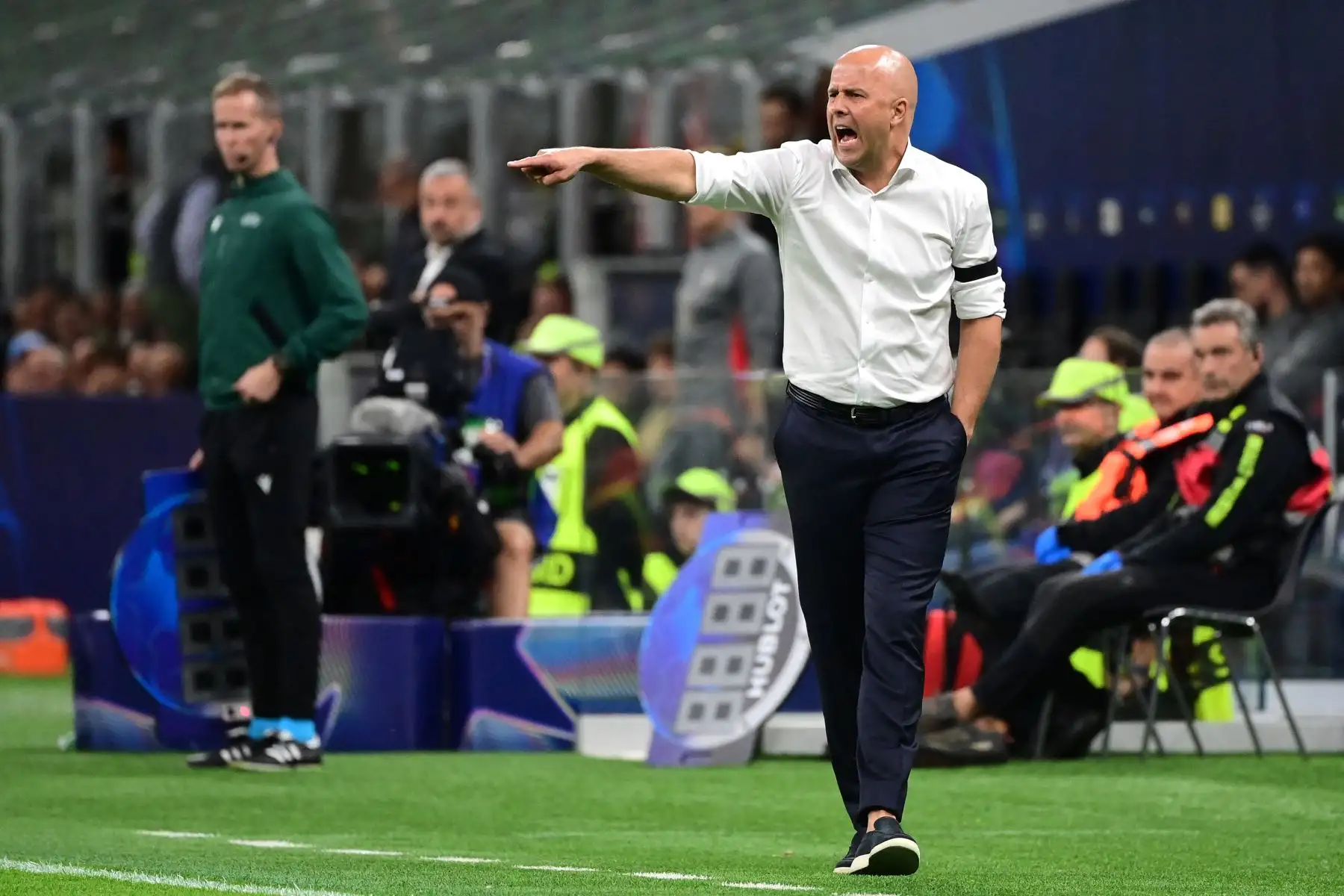 El entrenador holandés del Liverpool, Arne Slot, hace gestos durante el partido de fútbol  de la Liga de Campeones de la UEFA entre el AC Milan y el Liverpool FC en el estadio de San Siro de Milán.
Foto: AFP