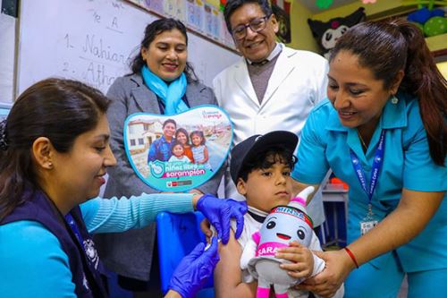 El barrido nacional de vacunación contra el sarampión lo realiza el Ministerio de Salud con las direcciones regionales de salud y la ayuda del Ministerio de Educación que permite el ingreso de las brigadas en cada aula. ANDINA/ Minsa.