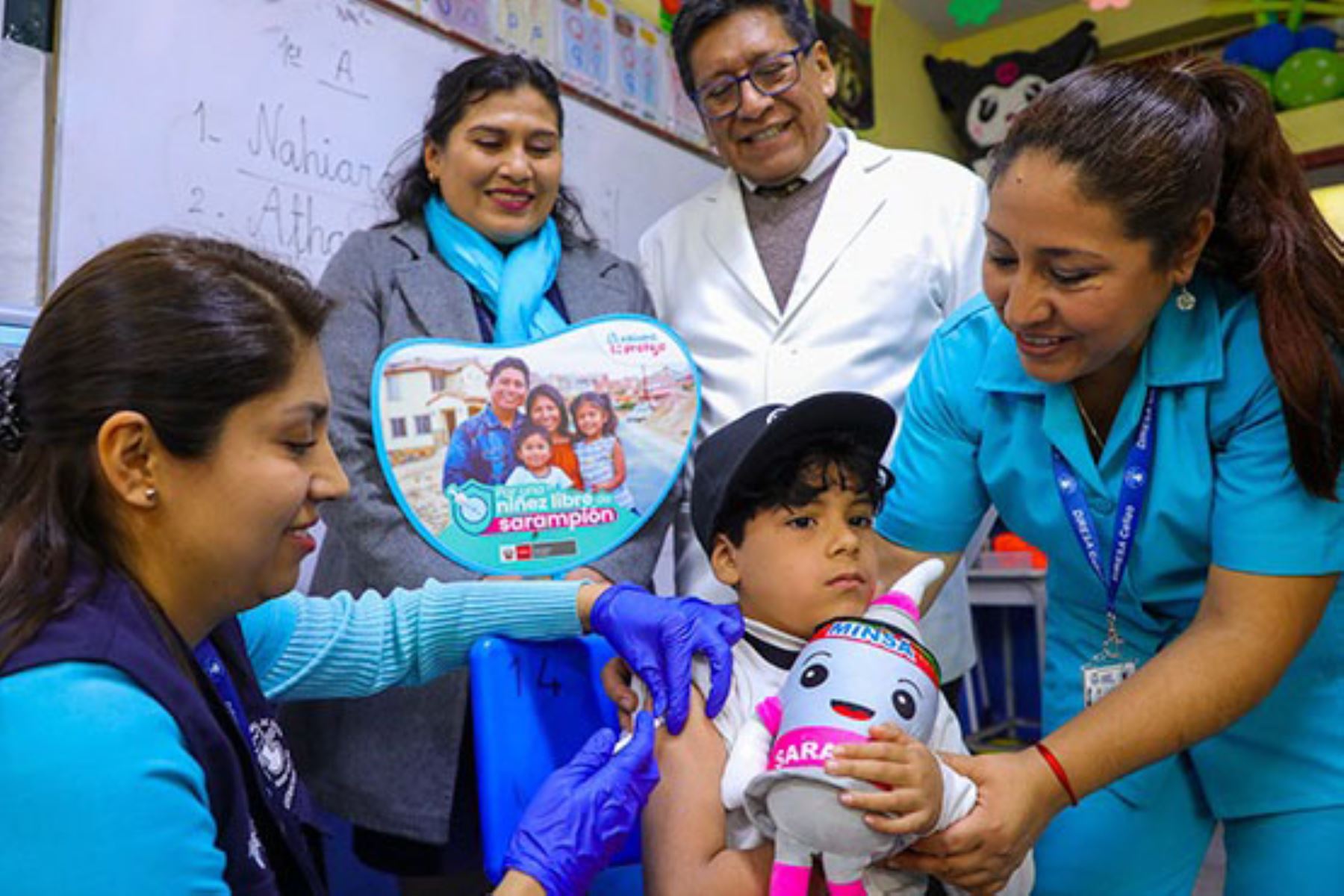 El barrido nacional de vacunación contra el sarampión lo realiza el Ministerio de Salud con las direcciones regionales de salud y la ayuda del Ministerio de Educación que permite el ingreso de las brigadas en cada aula. ANDINA/ Minsa.