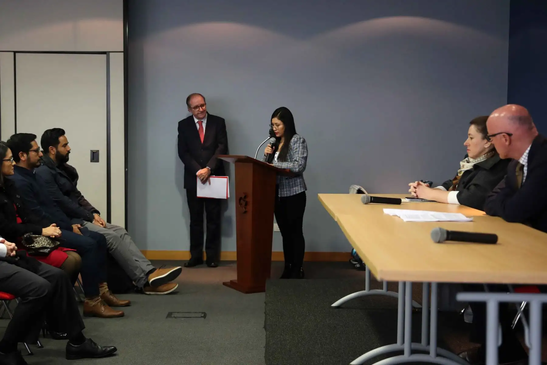 "Se trata en total de 84 beneficiarios de estas becas, aproximadamente la mitad de las cuales, son becas de Pronabec y las otras son becas de MAEC-AECID y de la Fundación Carolina, que son becas que tienen variedad. Se trata de diferentes universidades en España", indicó el embajador de España en Perú, Alejandro Abellán García. Foto: EFE
