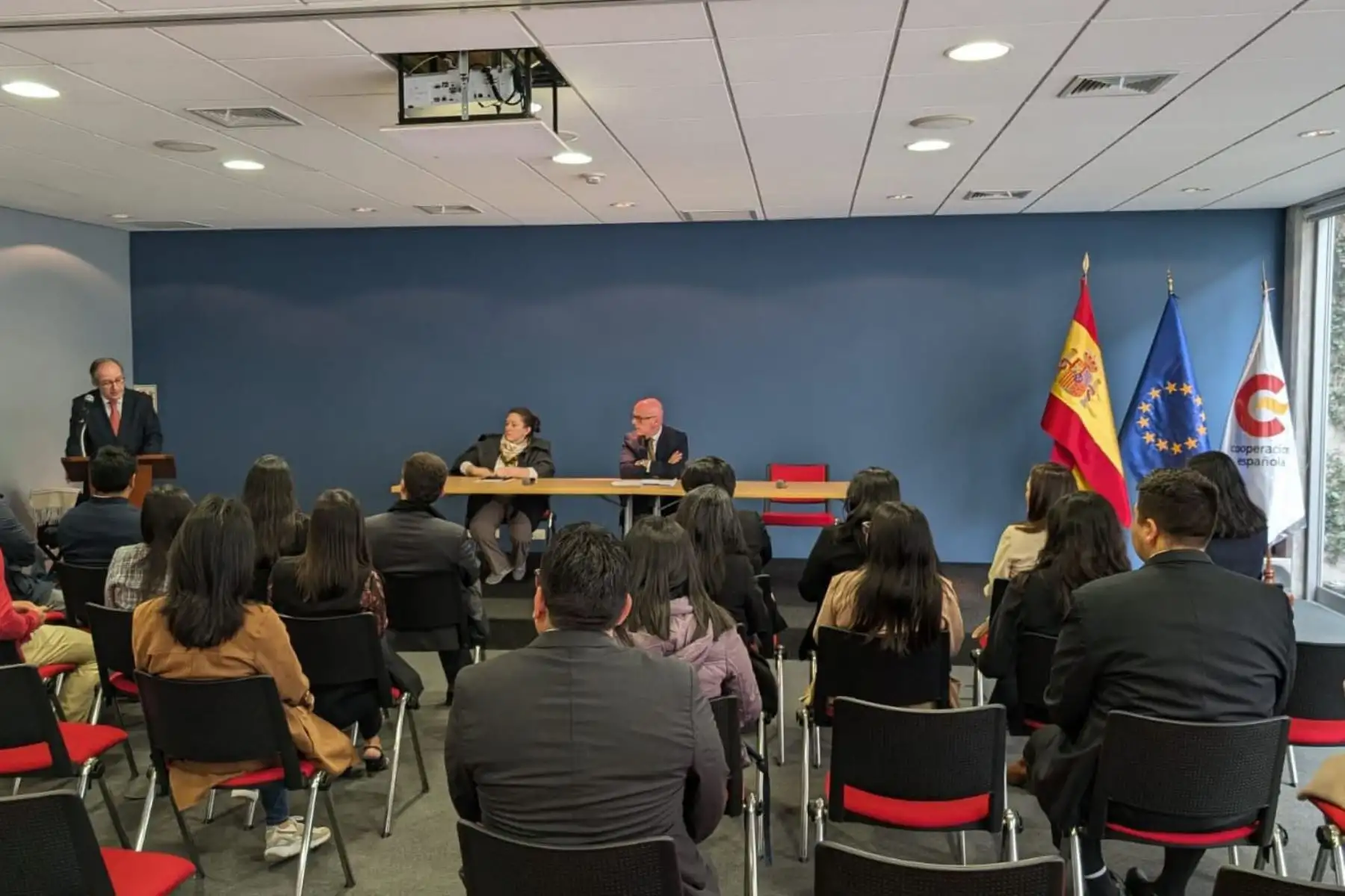 La directora de la Oficina de Cooperación de la del Pronabec, Sol García Belaunde, indicó que desde el Ministerio de Educación tienen "la meta de lograr ciudadanos con un desarrollo profesional de alto nivel que puedan regresar a Perú para contribuir no a que mejoremos como país". Foto: ANDINA/Embajada de España en Perú