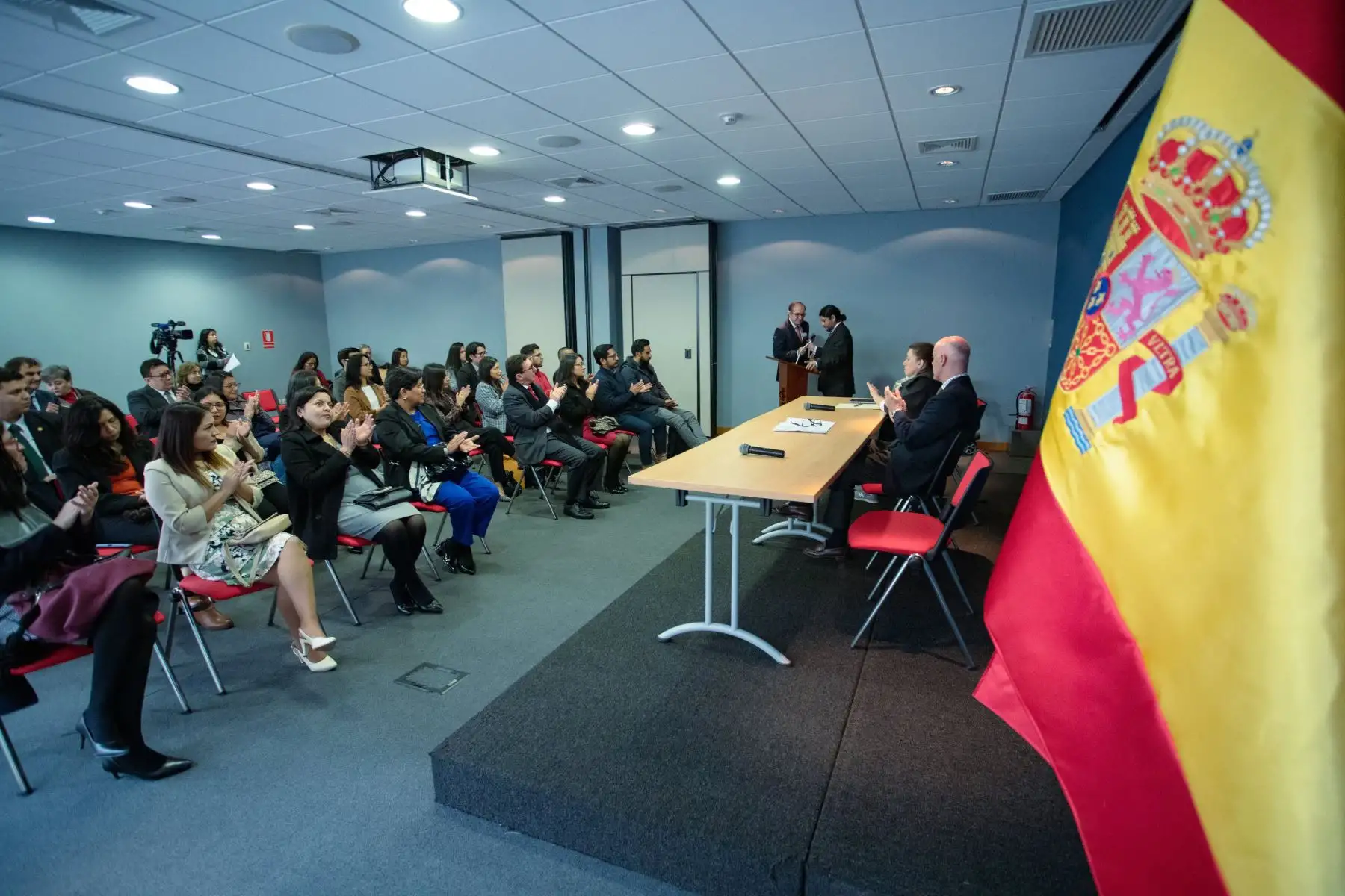 Un grupo de 84 peruanos fueron becados para realizar estudios universitarios en España gracias a los denominados como "instrumentos de excelencia", entregados por el Ministerio de Asuntos Exteriores y la Agencia Española de Cooperación Internacional para el Desarrollo (Aecid), la Fundación Carolina y el Programa Nacional de Becas y Crédito Educativo de Perú (Pronabec). Foto: ANDINA/Embajada de España en Perú