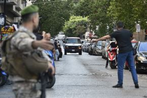 Una ambulancia llega al Centro Médico de la Universidad Americana de Beirut, tras la explosión masiva de dispositivos inalámbricos de miembros de Hizbulá. Foto: EFE.