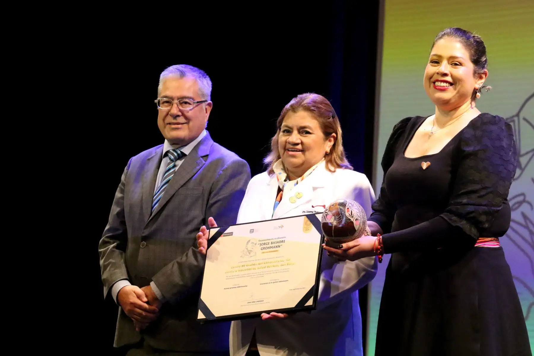 La Biblioteca Nacional del Perú entrega una diploma a Elizabeth Zulema Tomás Gonzales, Directora General del Centro de Gestión del Conocimiento del Instituto Nacional de Salud del Niño San Borja por la Innovación en la gestión bibliotecaria. Este premio, de reconocimiento no dinerario “Jorge Basadre Grohmann – Edición Bicentenario”, se otorga a personalidades y buenas prácticas bibliotecarias.
Foto: ANDINA/ Héctor Vinces
