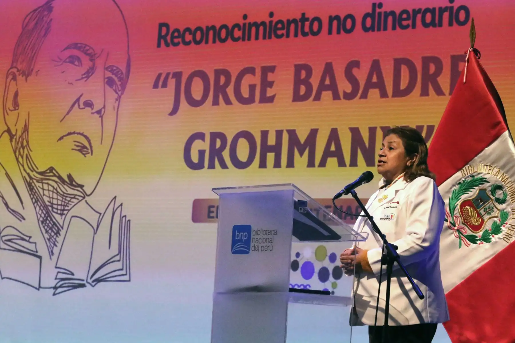 La Biblioteca Nacional del Perú entrega una diploma a Elizabeth Zulema Tomás Gonzales, Directora General del Centro de Gestión del Conocimiento del Instituto Nacional de Salud del Niño San Borja por la Innovación en la gestión bibliotecaria. Este premio, de reconocimiento no dinerario “Jorge Basadre Grohmann – Edición Bicentenario”,  se otorga a personalidades y buenas prácticas bibliotecarias.
Foto: ANDINA/ Héctor Vinces