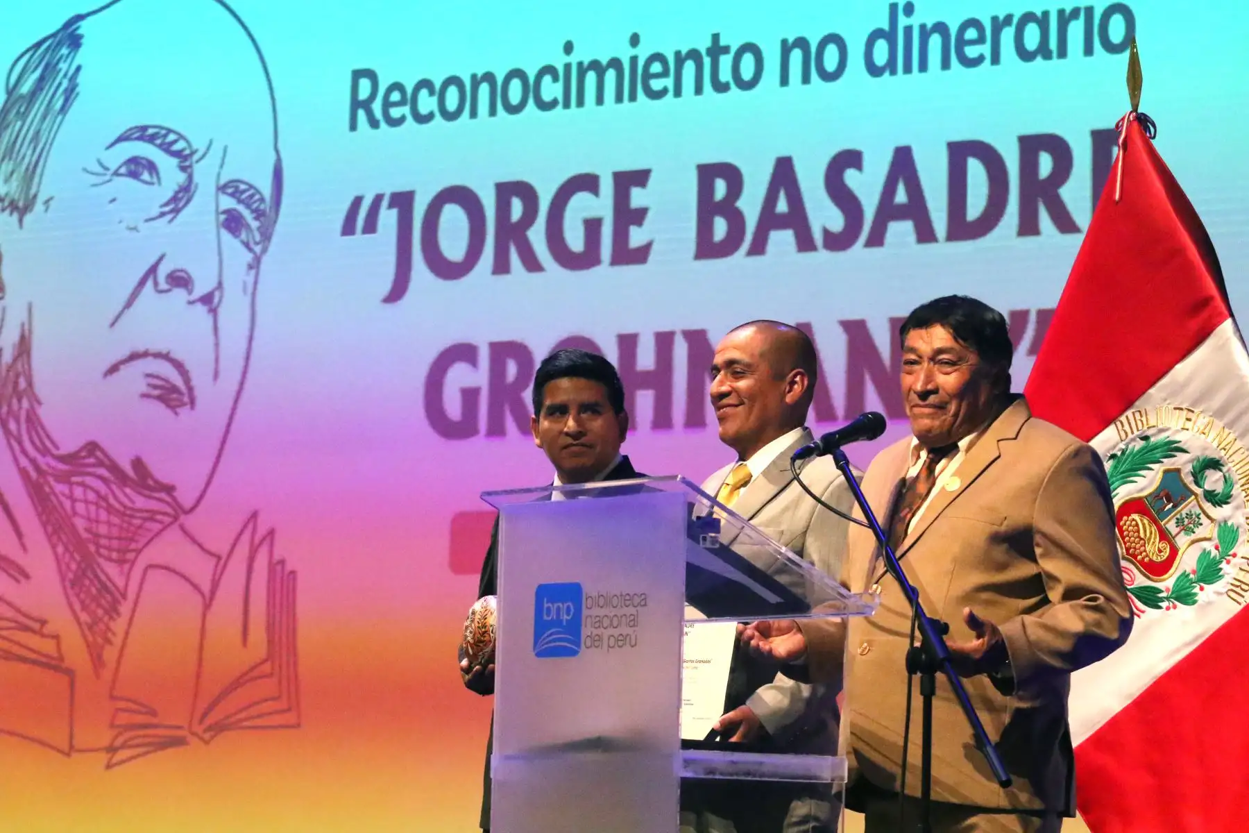 La Biblioteca Nacional del Perú  entrega una diploma en la categoría : Buenas Prácticas Bibliotecarias , al representante de la  Biblioteca Pública Municipal " Reynaldo Max Santos Granados "  de la Municipalidad Distrital de San Mateo - Huarochirí, Lima .
Foto: ANDINA/ Héctor Vinces