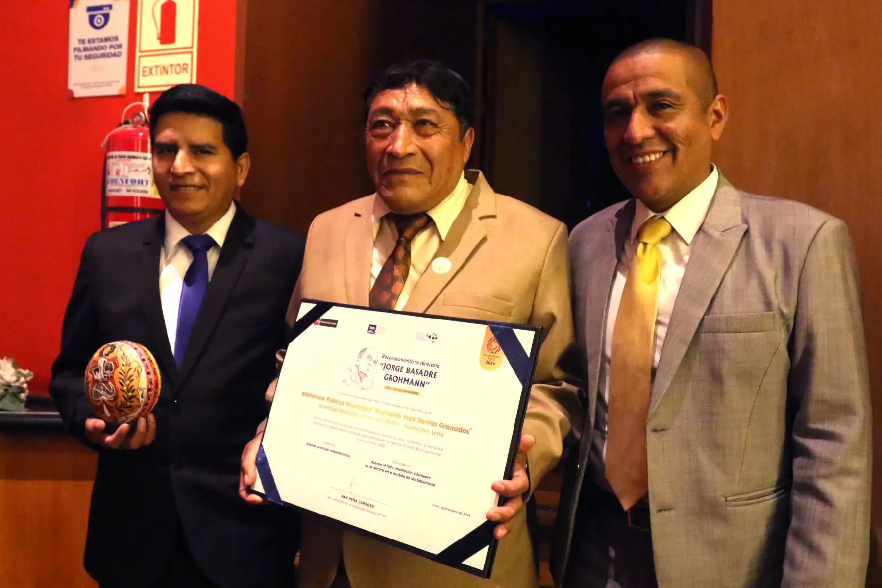 La Biblioteca Nacional del Perú  entrega una diploma en la categoría : Buenas Prácticas Bibliotecarias , al representante de la  Biblioteca Pública Municipal " Reynaldo Max Santos Granados "  de la Municipalidad Distrital de San Mateo - Huarochirí, Lima .
Foto: ANDINA/ Héctor Vinces