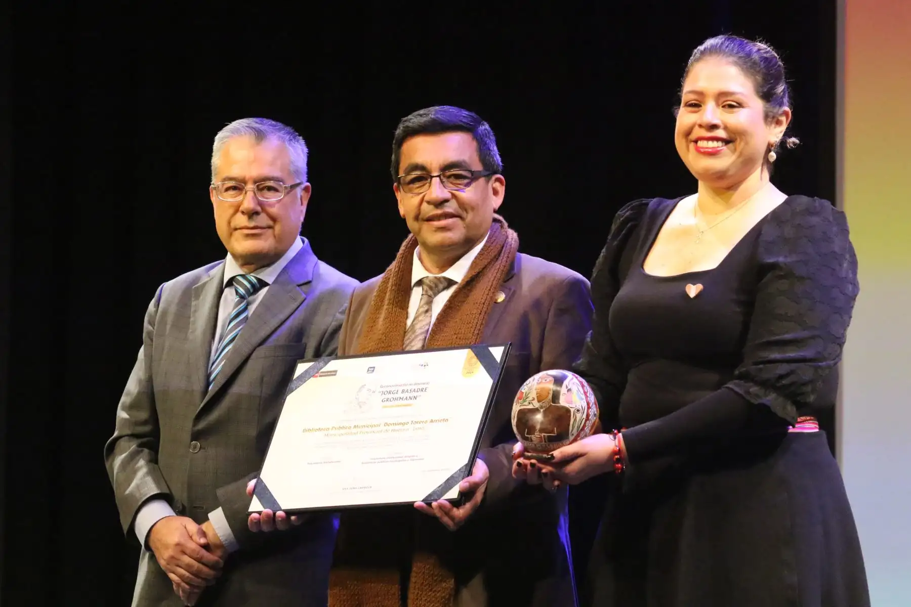 La Biblioteca Nacional del Perú  entrega una diploma en la categoría : Trayectoria Bibliotecaria , al representante de la  Biblioteca Pública Municipal " Domingo Torero Arrieta "  de la Municipalidad Provincial de Huaura - Lima .
Foto: ANDINA/ Héctor Vinces