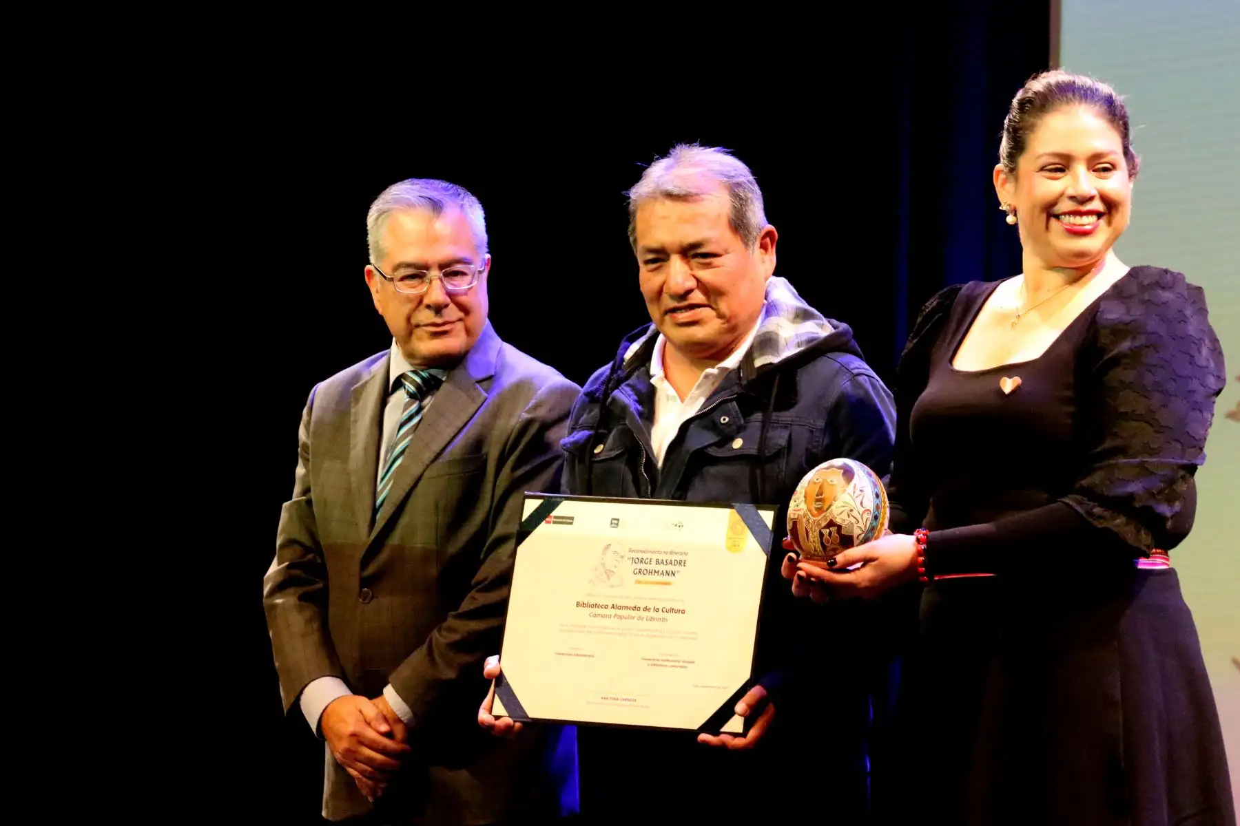 La Biblioteca Nacional del Perú  entrega una diploma en la categoría : Trayectoria Bibliotecaria , al representante de la  Biblioteca Alameda de la Cultura " Cámara Popular de Libreros ".
Foto: ANDINA/ Héctor Vinces